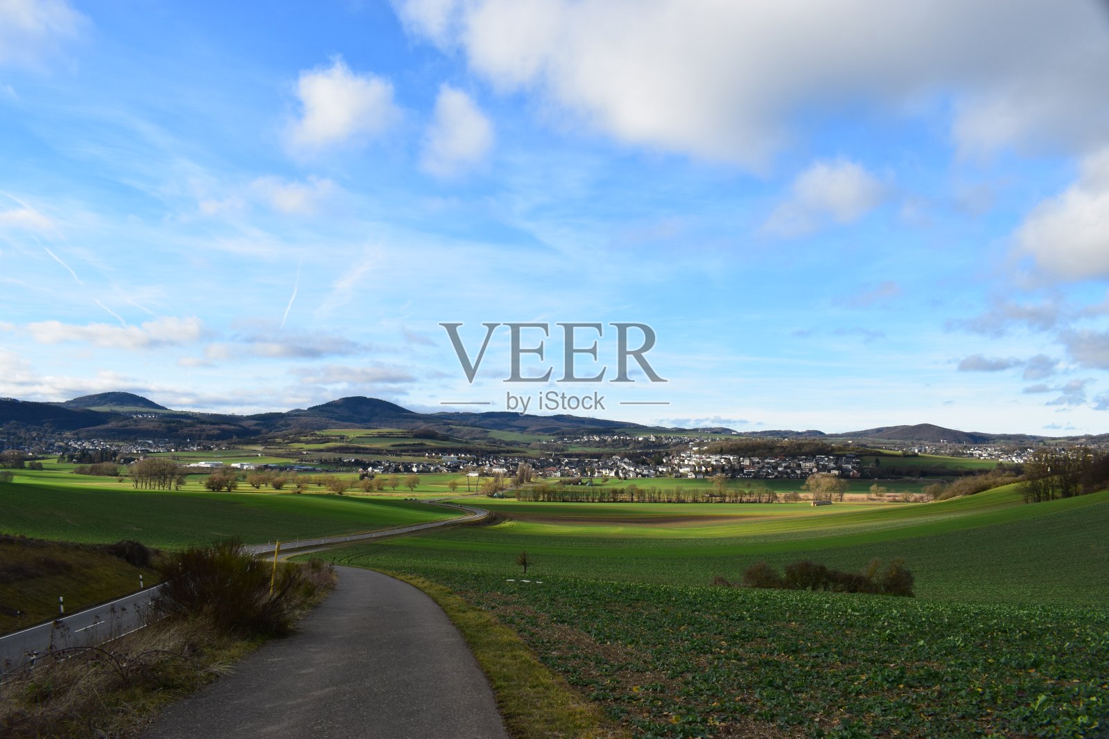 冬天在Thür附近的艾菲尔山谷与土路旁边的主要道路照片摄影图片