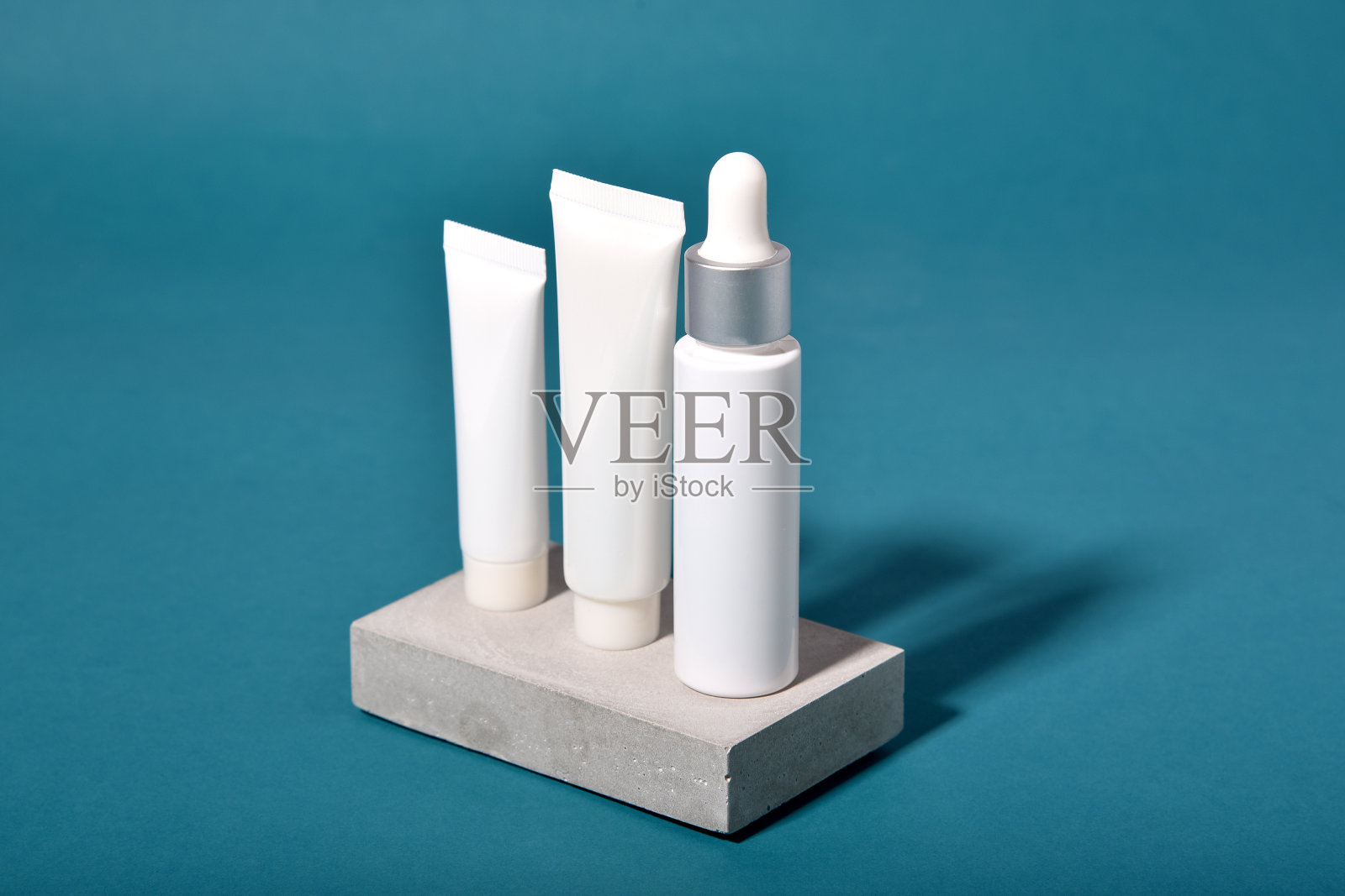 带树叶阴影和光效的化妆品瓶容器包装：用于有机品牌模型展示的空白标签，天然护肤美容产品概念照片摄影图片