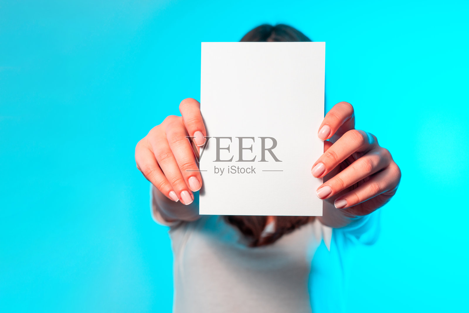 女人手持空白卡片样机模板素材照片照片摄影图片