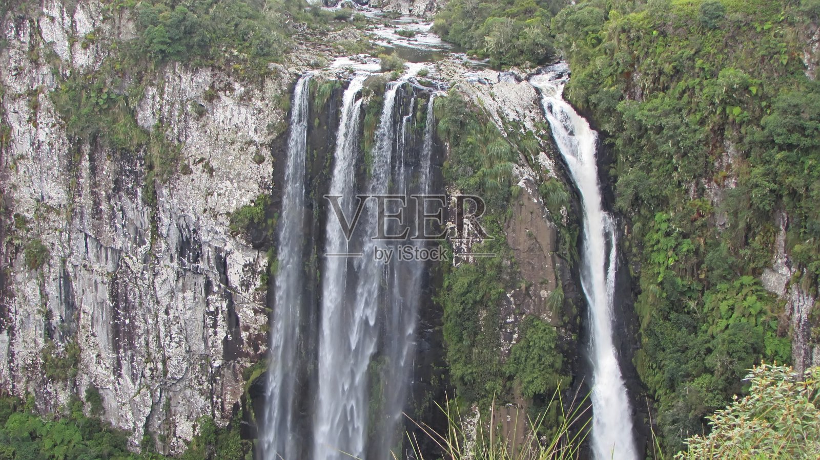 在峡谷瀑布照片摄影图片
