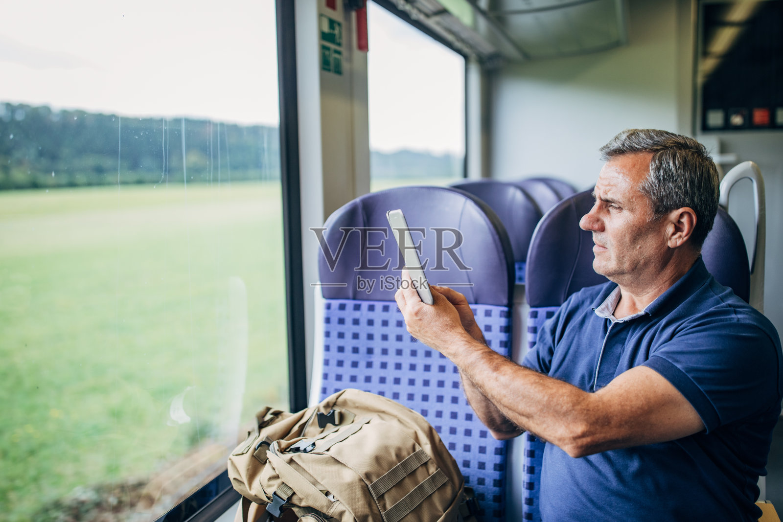 男人在火车车厢里使用手机照片摄影图片