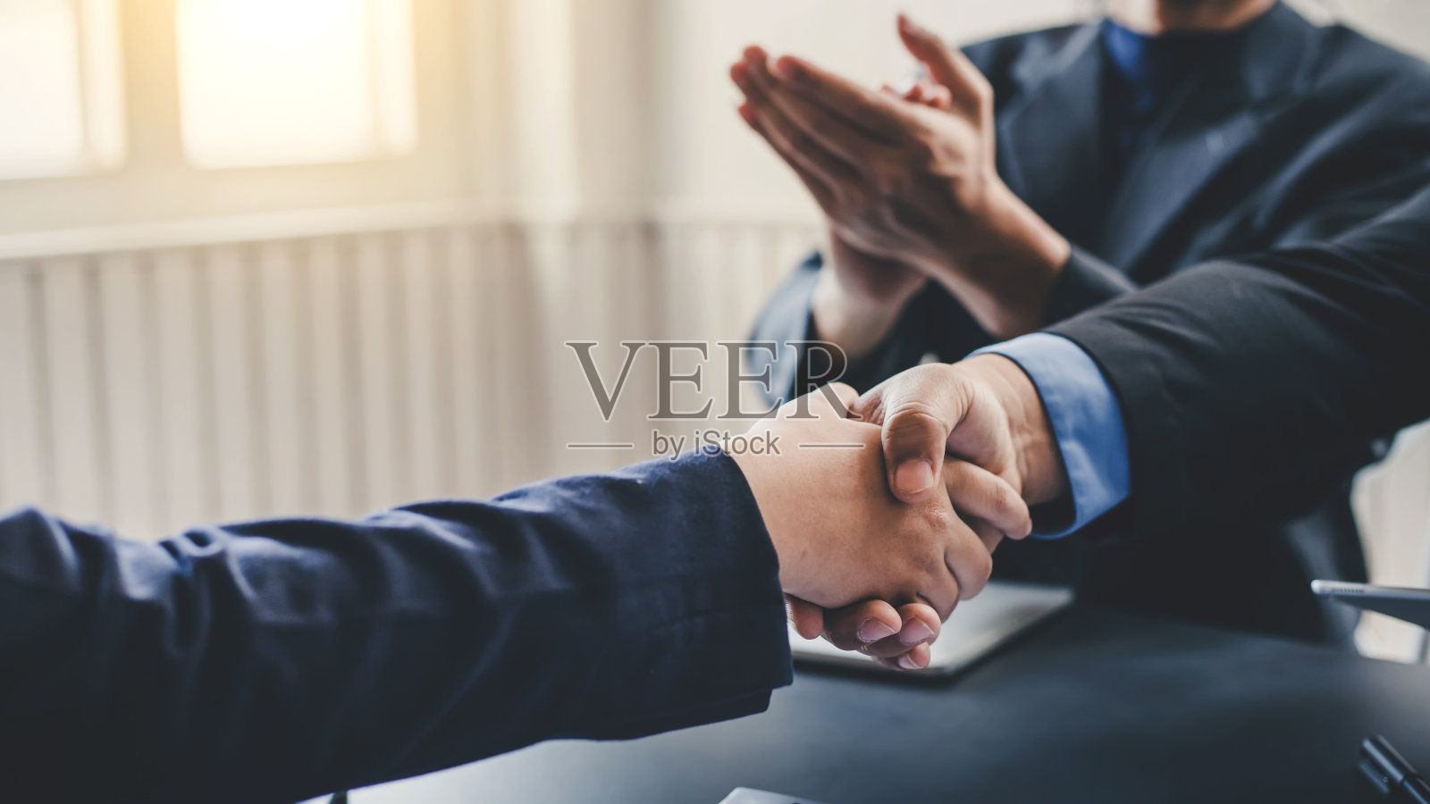 商务人士握手。恭喜你，生意兴隆。照片摄影图片