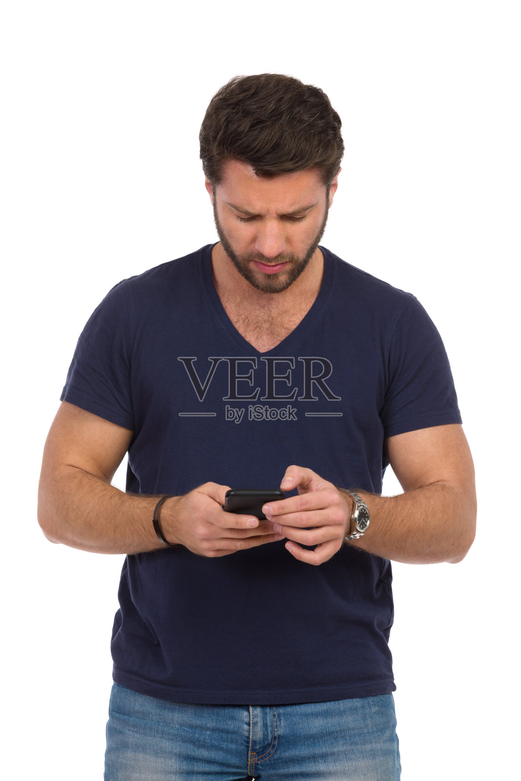 专注的男人手持电话阅读信息照片摄影图片