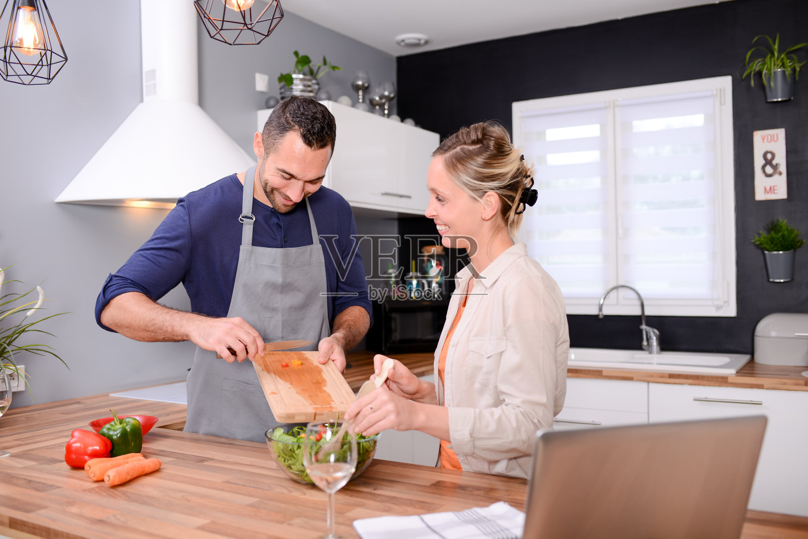 快乐愉快的年轻夫妇在家里一起烹饪有机蔬菜照片摄影图片
