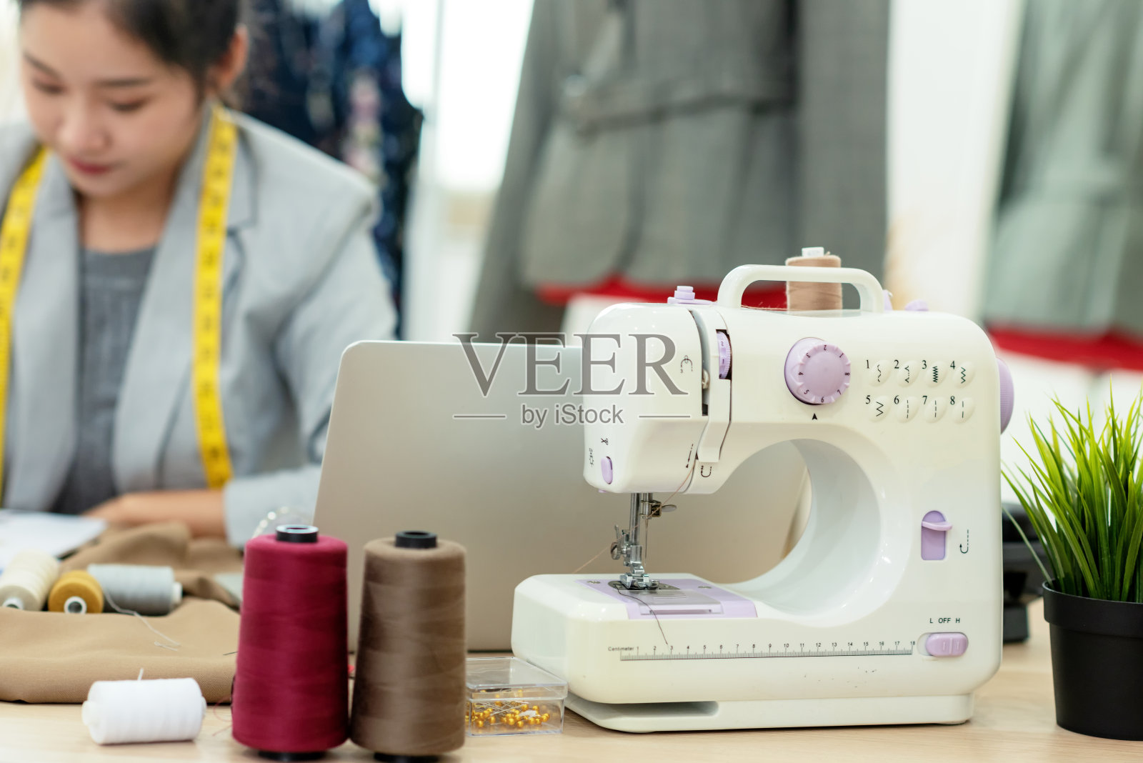 时装设计师在工作室工作照片摄影图片