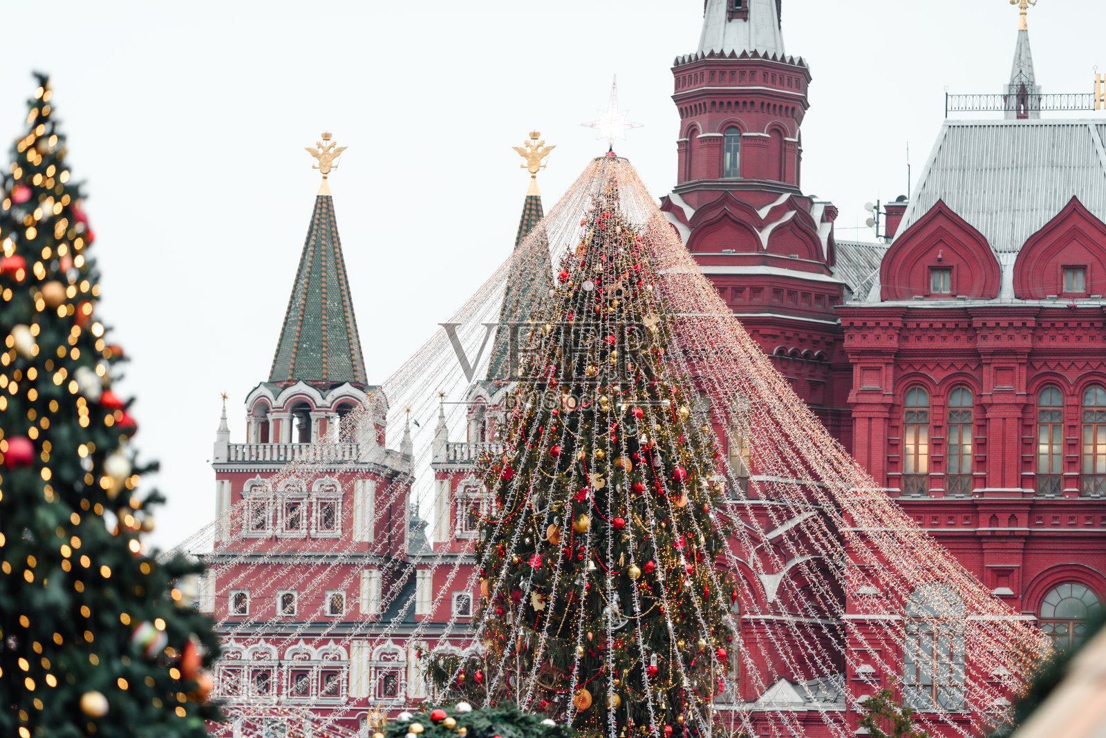 莫斯科红场装饰有球和太空玩具的圣诞树照片摄影图片