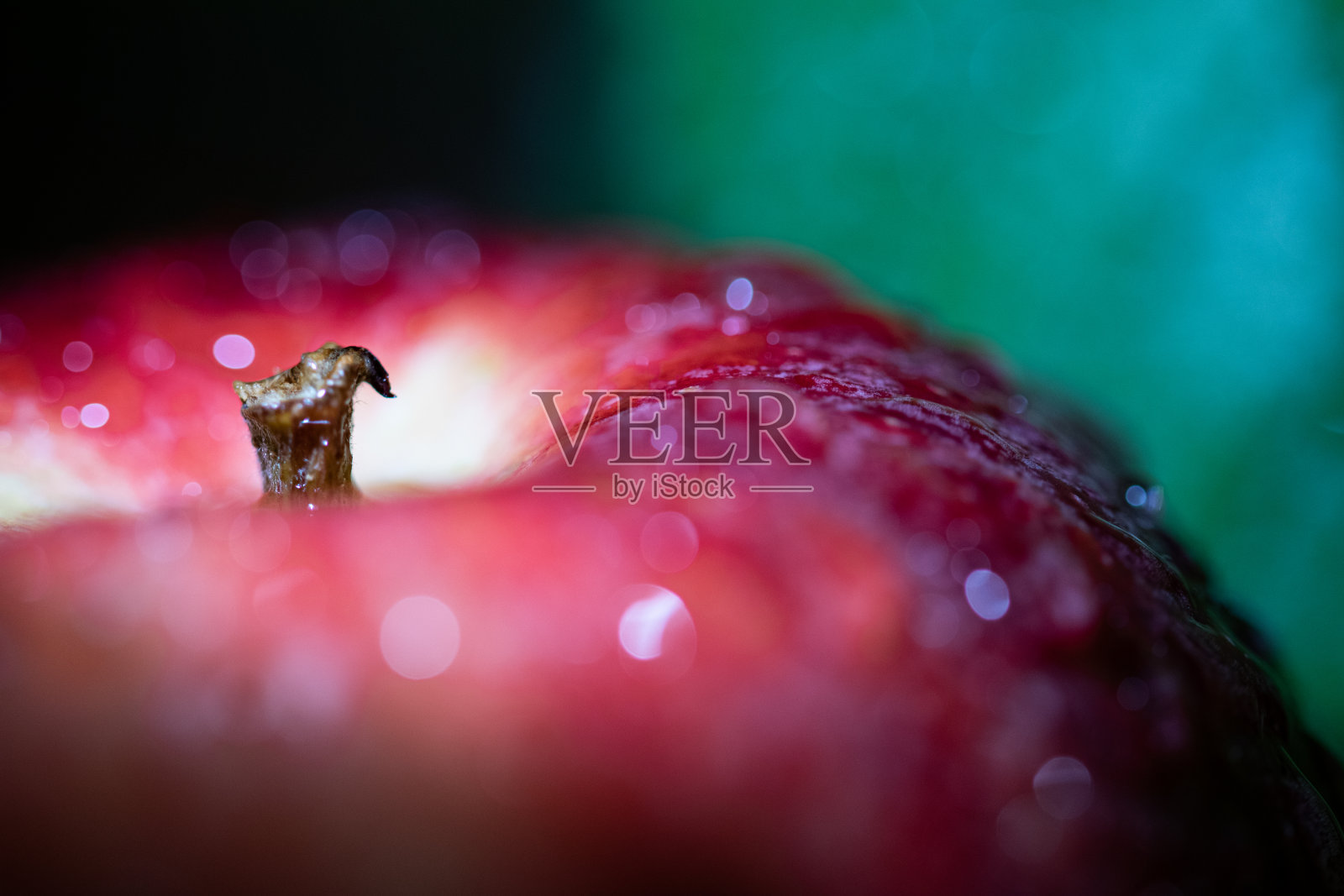 多汁的苹果与水滴微距模糊的背景照片摄影图片