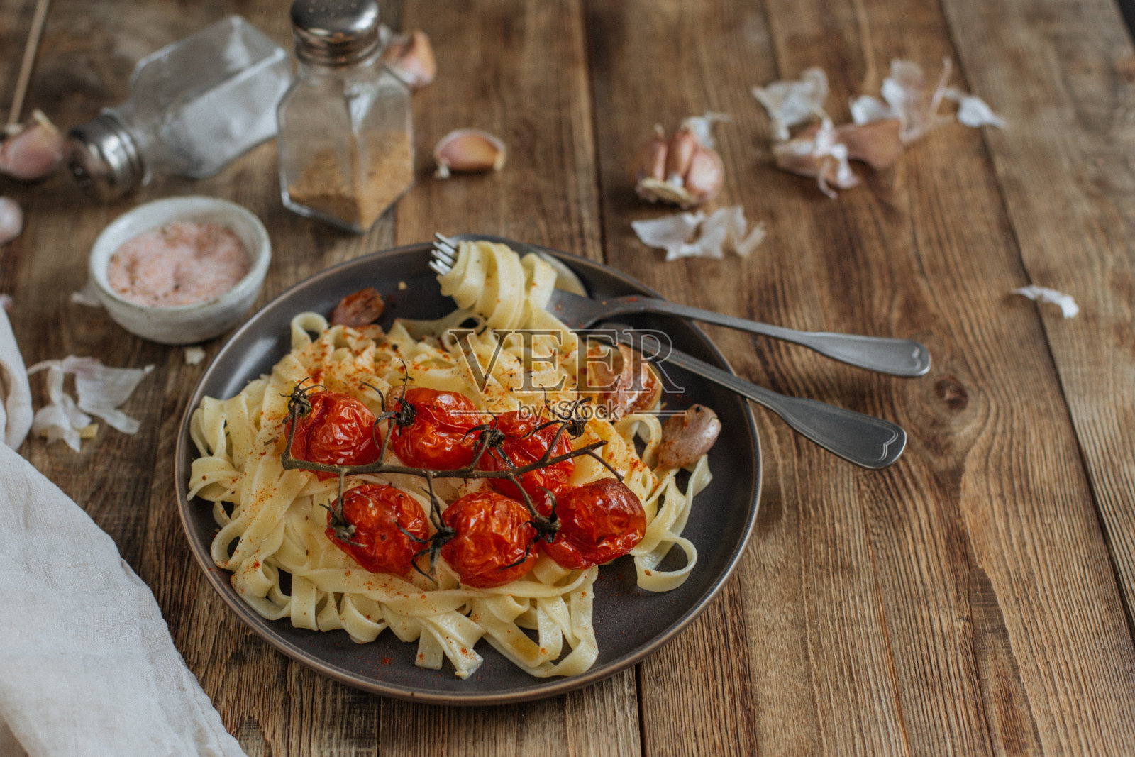 新鲜准备的意大利面配圣女果照片摄影图片