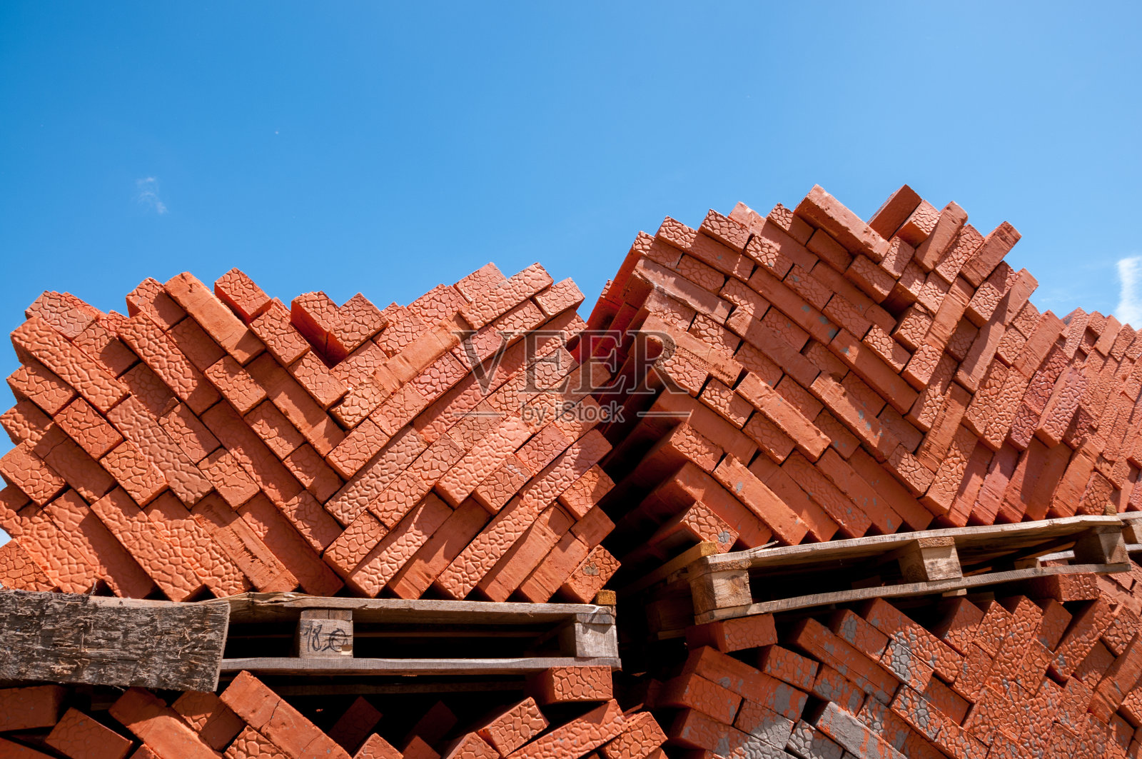 夏季户外建筑工地托盘上的红砖照片摄影图片