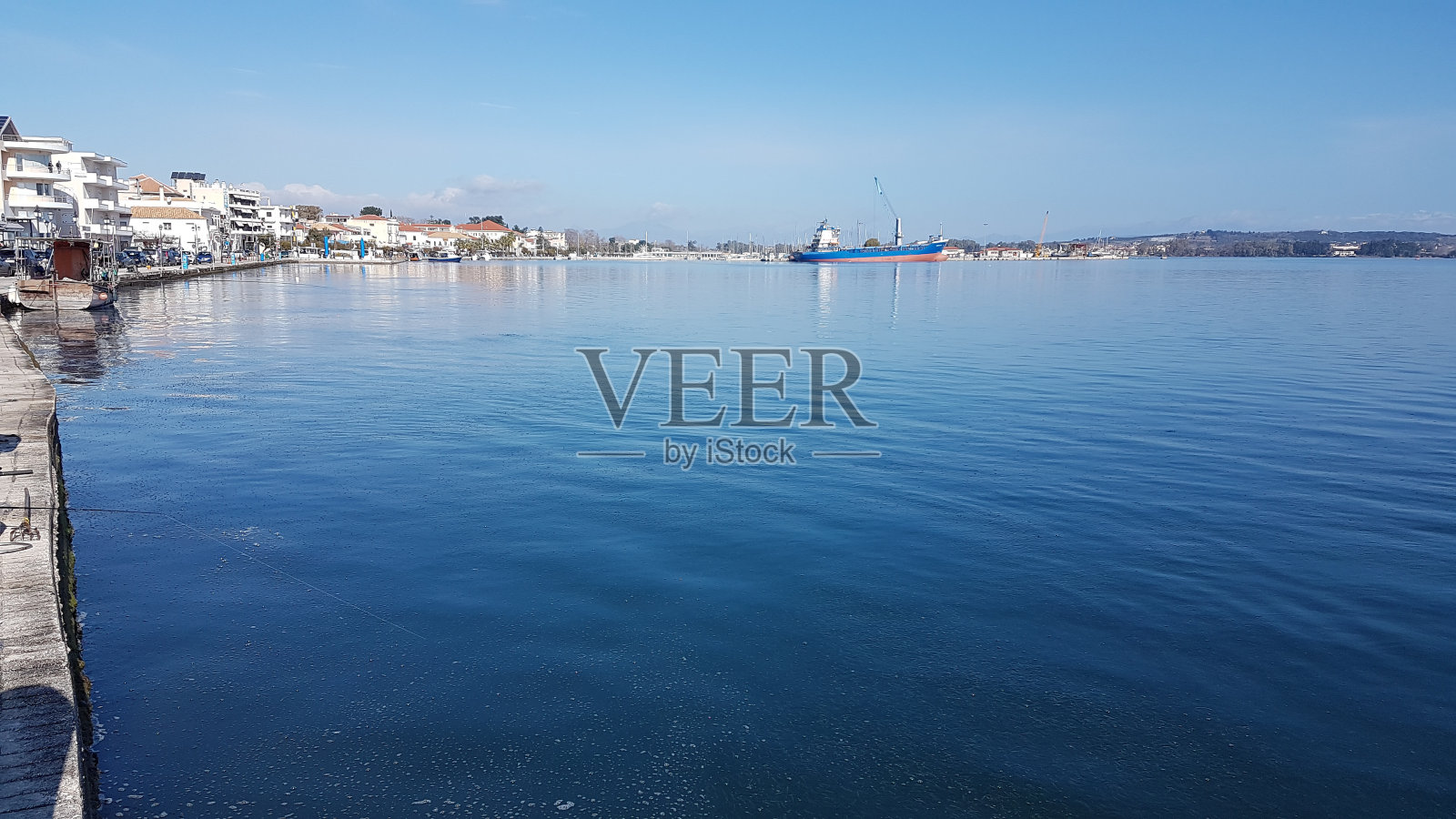 冬季阳光明媚的希腊普雷韦扎市港口照片摄影图片