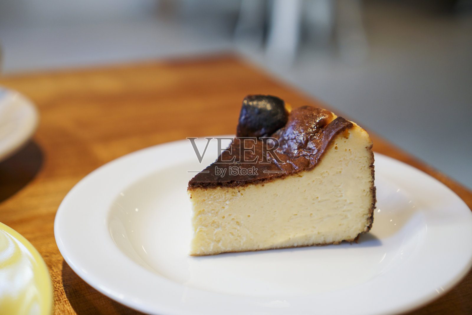 巴斯克罕见的芝士蛋糕。照片摄影图片