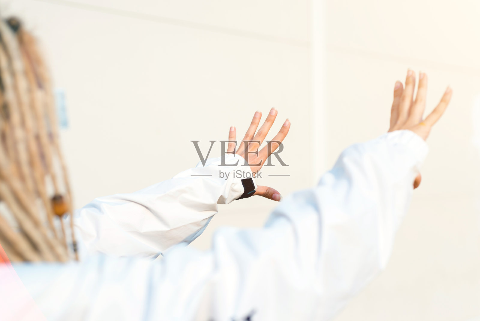 举起双手的年轻现代都市女性，喜悦的概念照片摄影图片