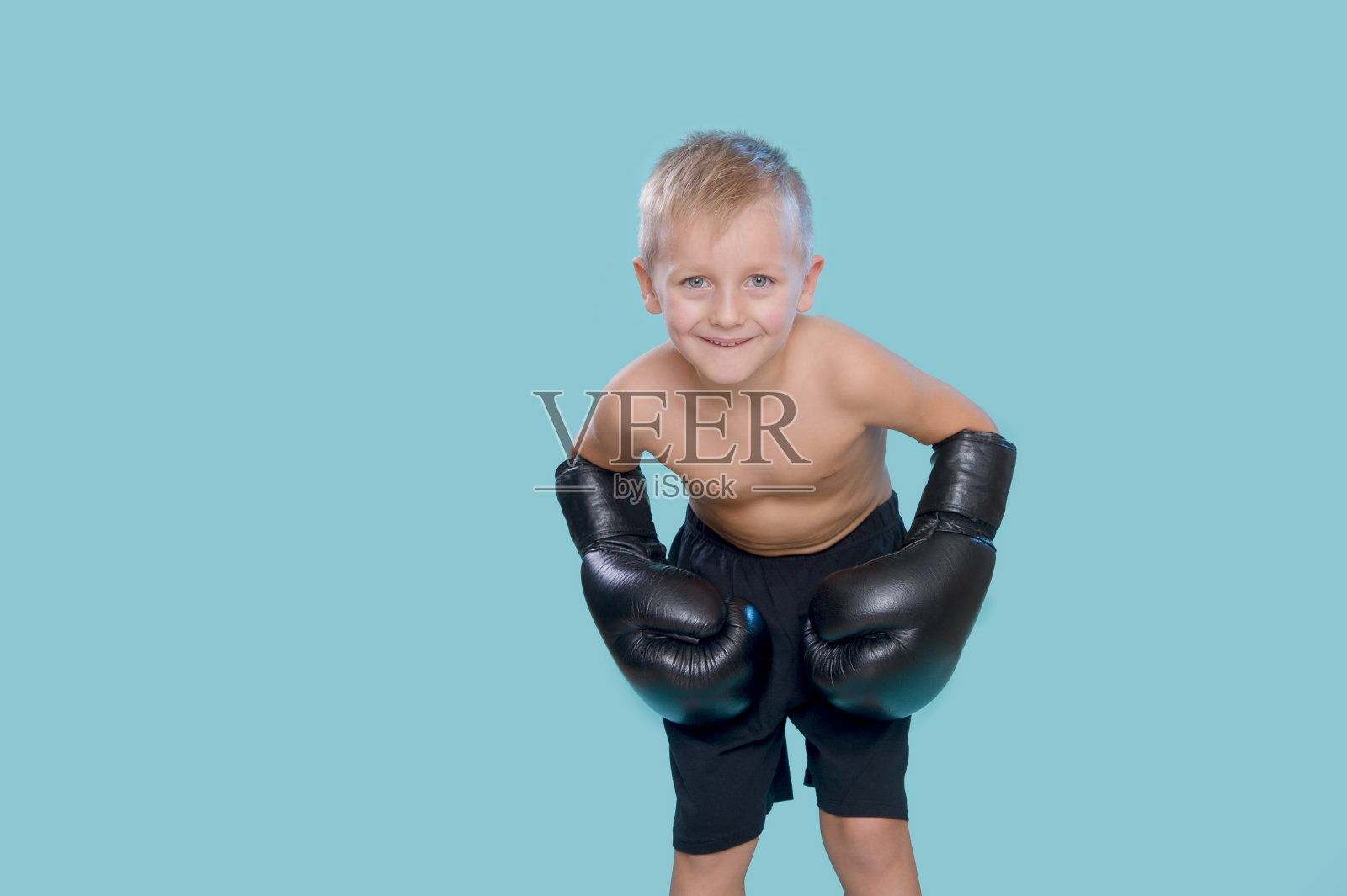 戴拳击手套的小孩照片摄影图片