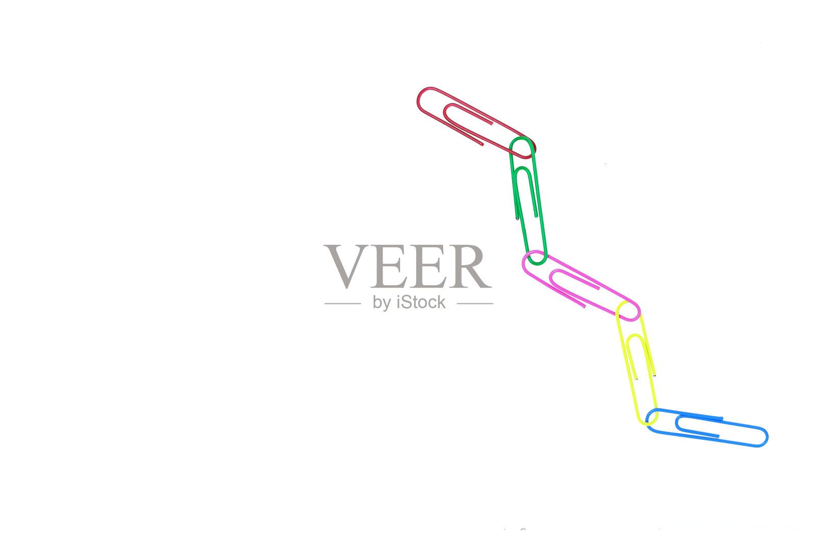 彩色回形针在白色背景上呈链状。装饰回形针的粉红色，黄色，绿色，红色和蓝色照片摄影图片