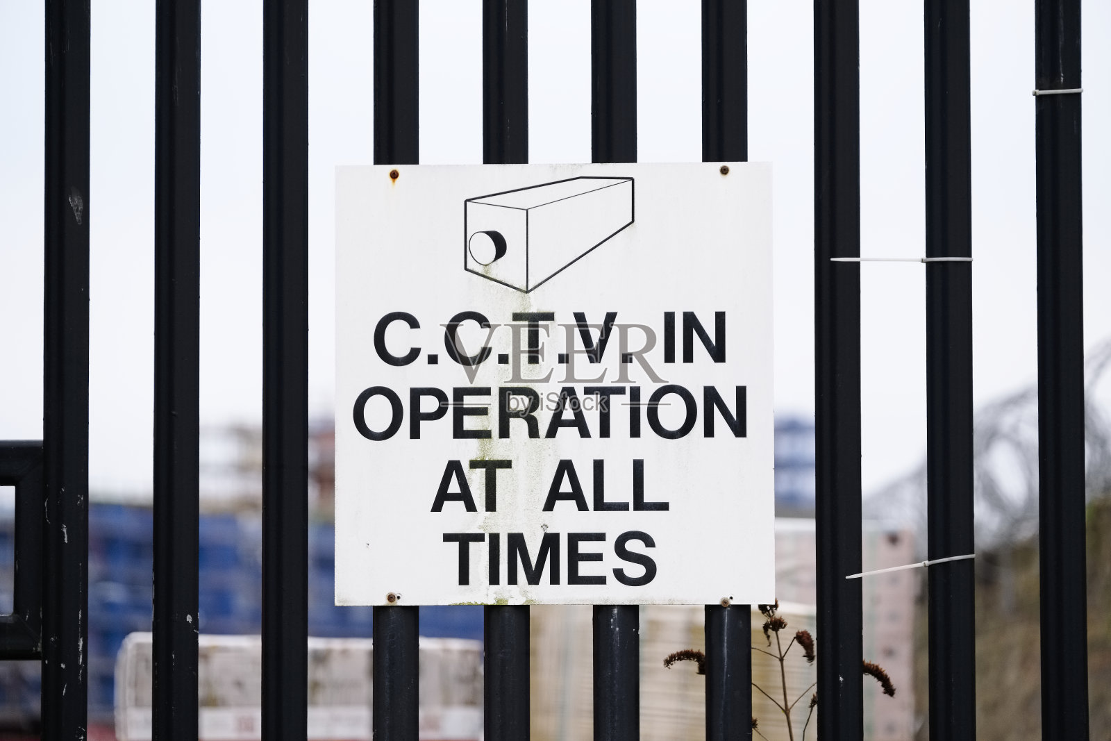 黑色金属围栏上的24小时监控运行标志照片摄影图片