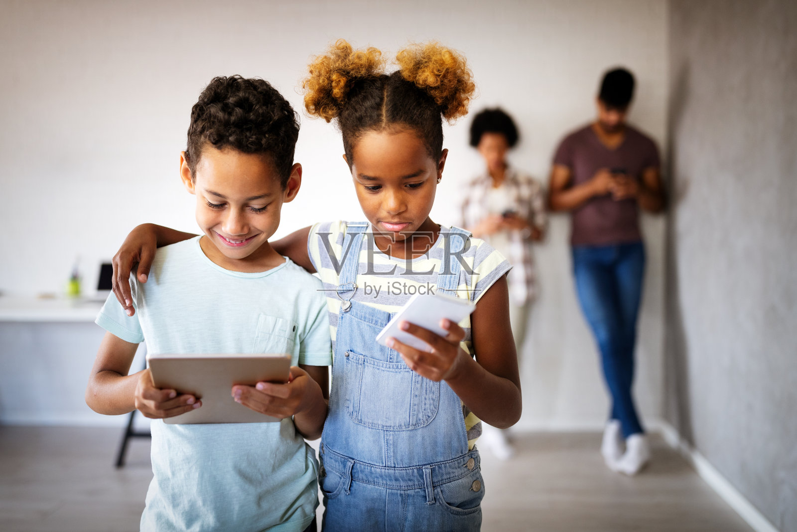 家庭使用数码设备分享隐私数据照片摄影图片