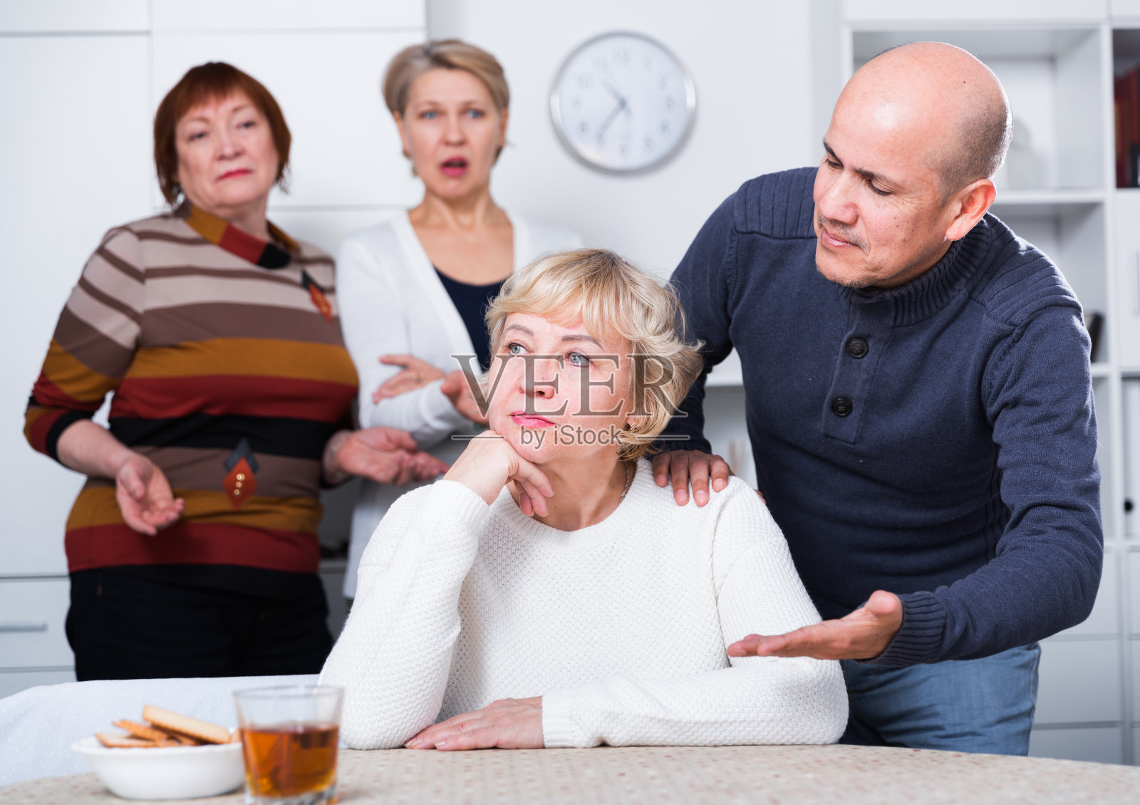 中年男人因争吵向女友道歉照片摄影图片