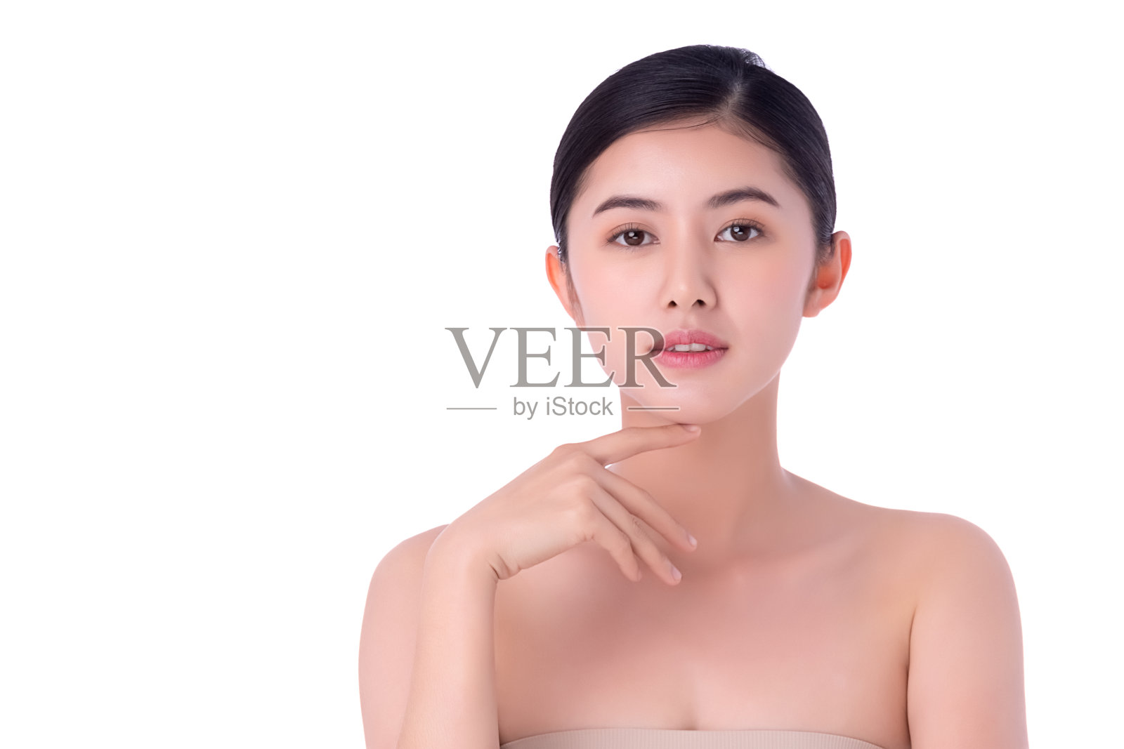 肖像美丽年轻的亚洲女人干净清新裸露的皮肤概念。亚洲女孩美容面部护肤保健，面部护理，完美肌肤，自然妆容。孤立在白色背景上。照片摄影图片