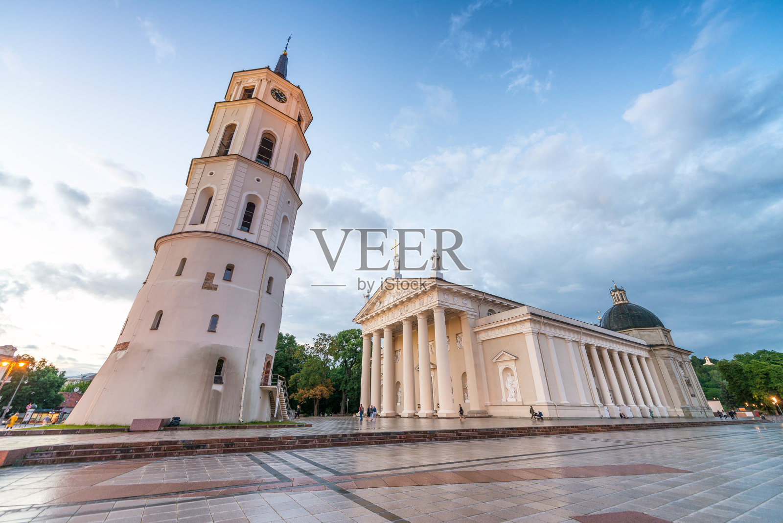 大教堂和广场，维尔纽斯在一个美丽的夏季日落，立陶宛照片摄影图片