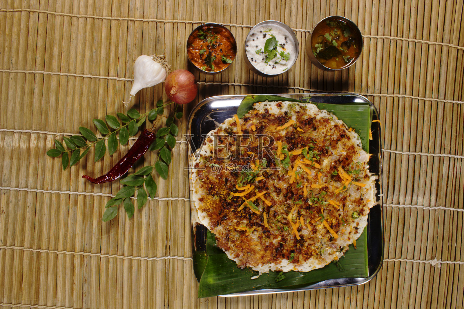 洋葱乌塔帕姆配酸辣酱和椰子酸辣酱。南印度素食小吃照片摄影图片