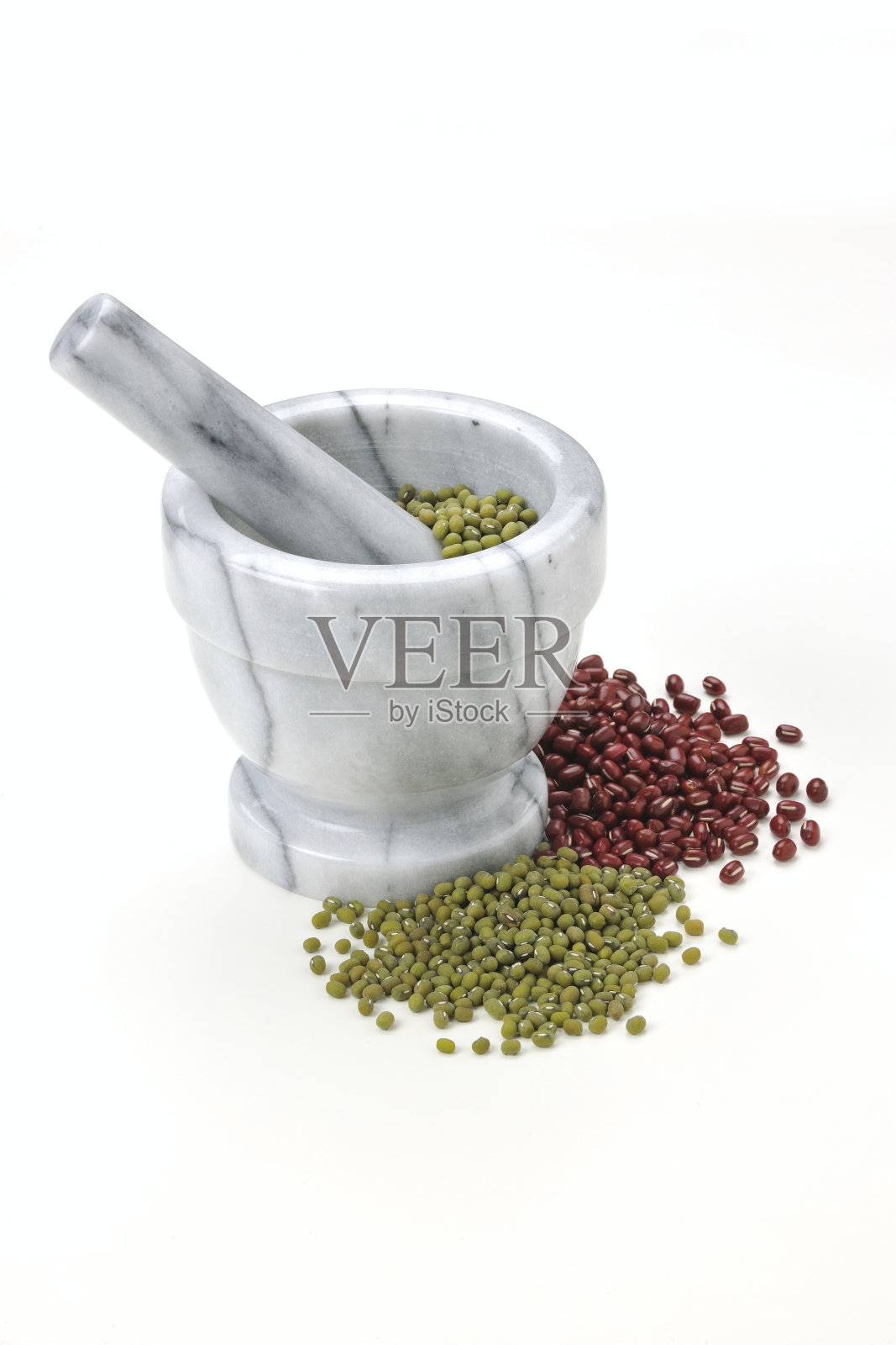 静物人像大理石臼杵红豆绿豆在白色的背景照片摄影图片