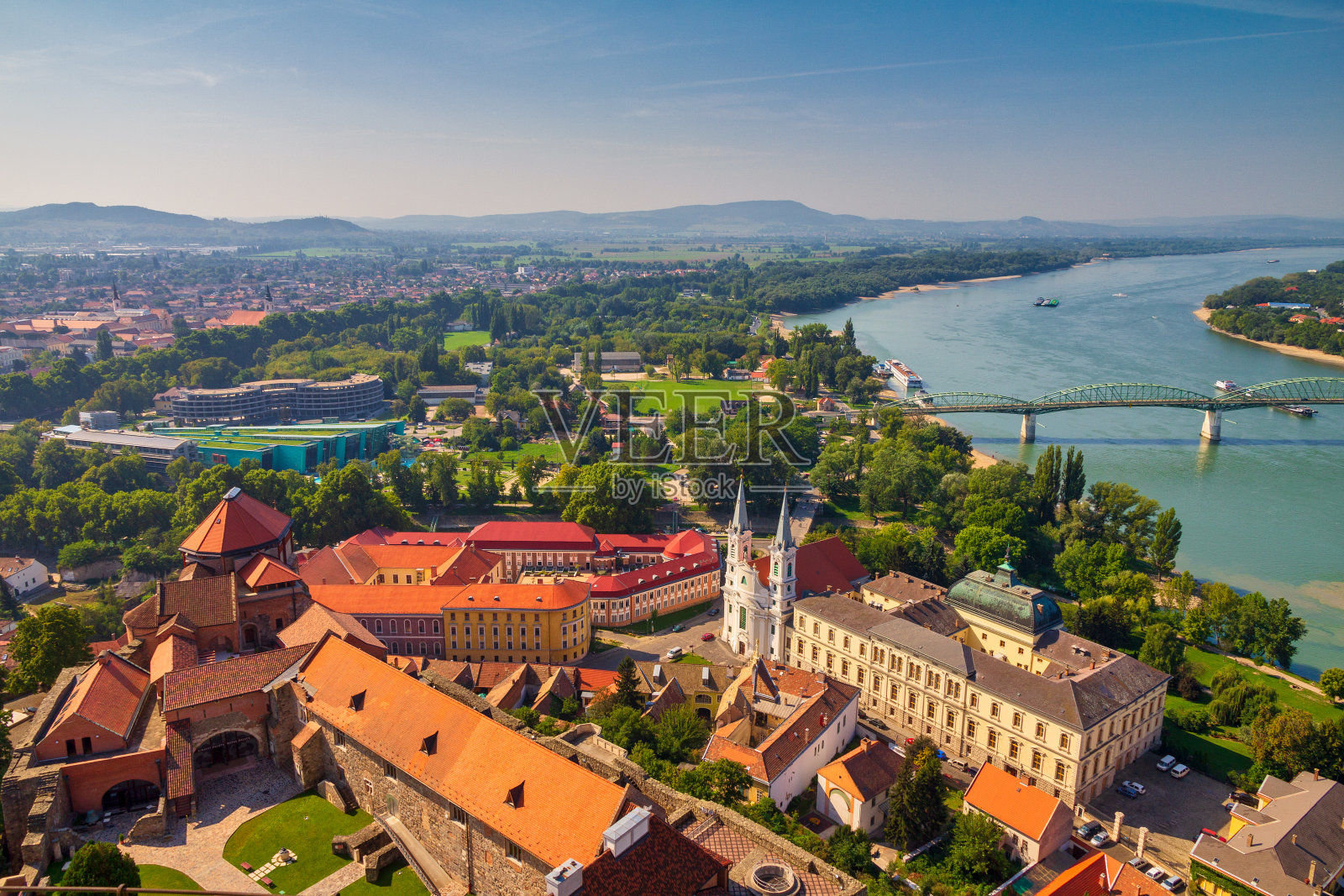 从匈牙利埃斯泰尔戈姆大教堂俯瞰历史古镇照片摄影图片