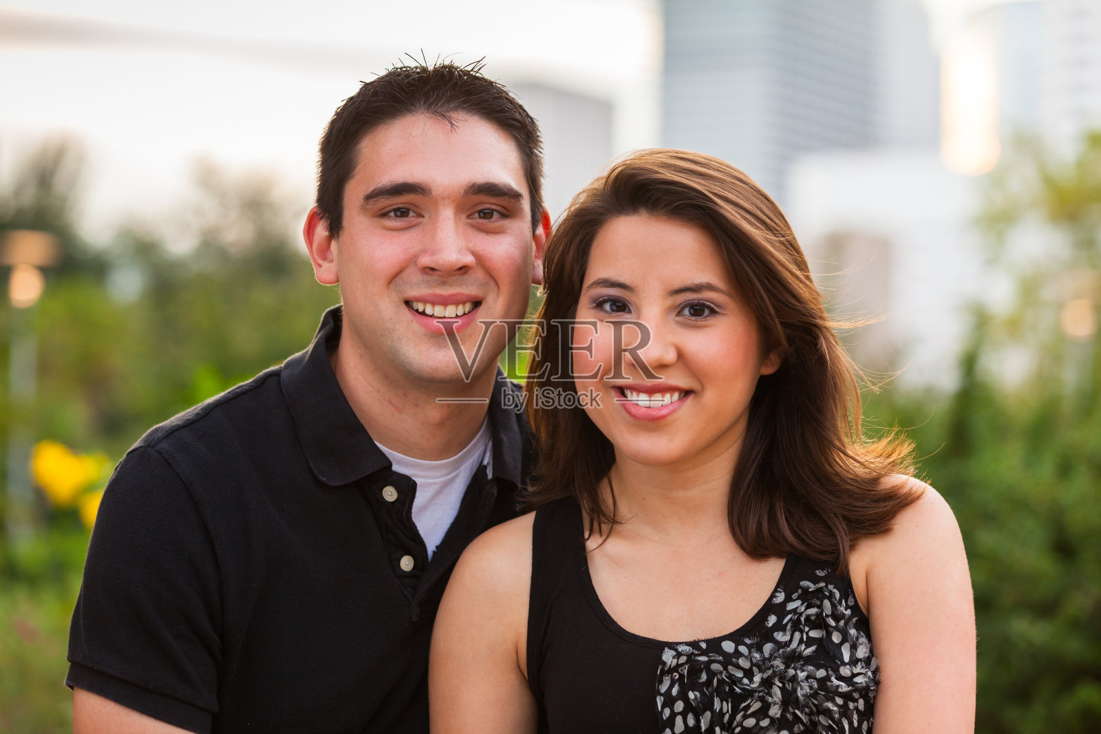 年轻夫妇户外肖像照片摄影图片