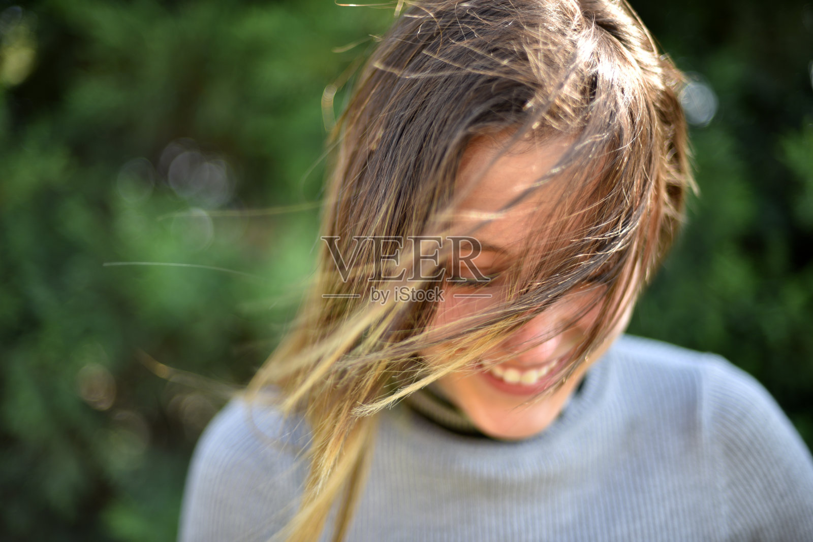 在公园里微笑的年轻漂亮女子照片摄影图片