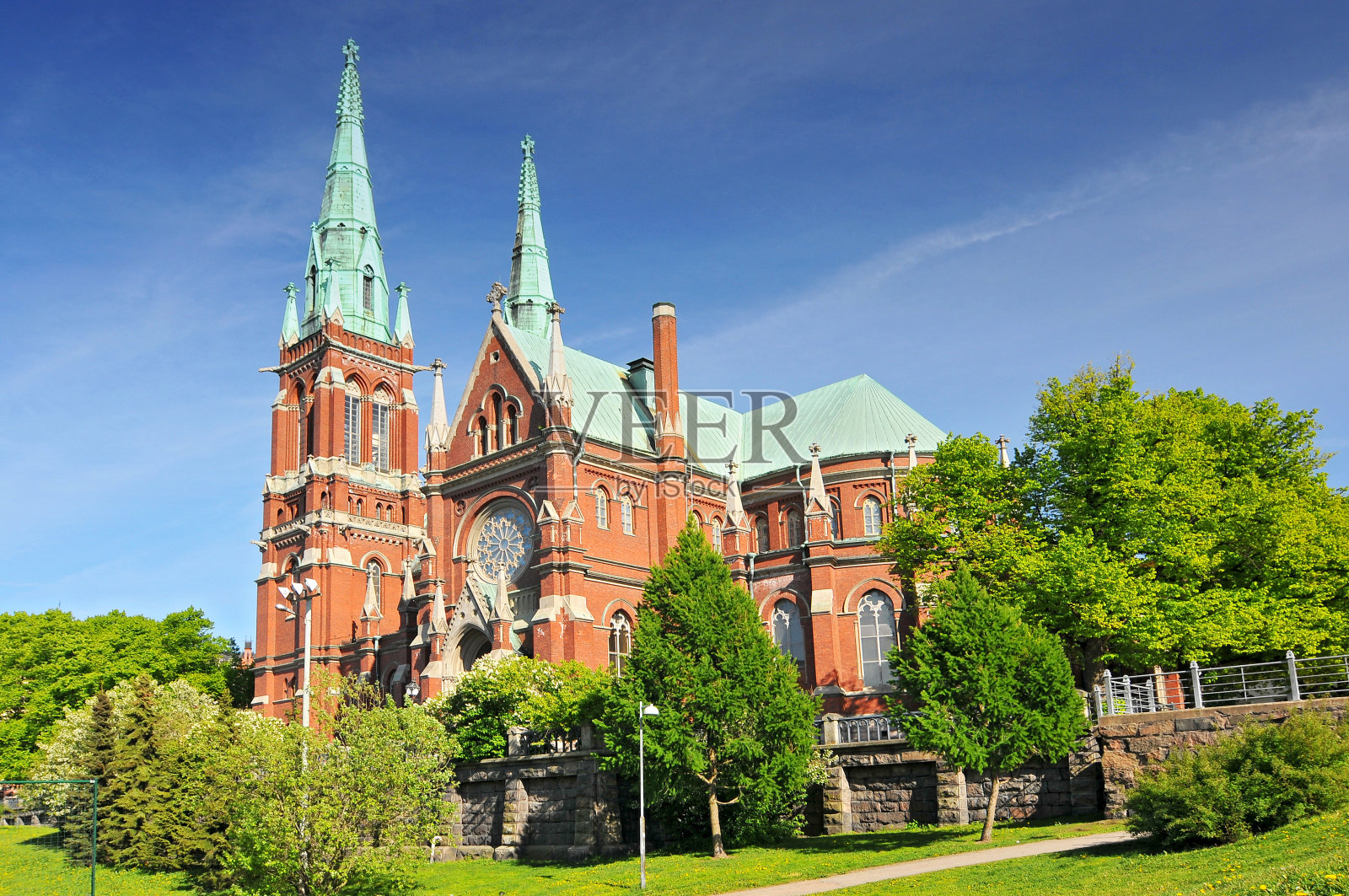 芬兰赫尔辛基的圣约翰教堂是由瑞典建筑师阿道夫·梅兰德设计的哥特式复兴风格的路德教会。照片摄影图片