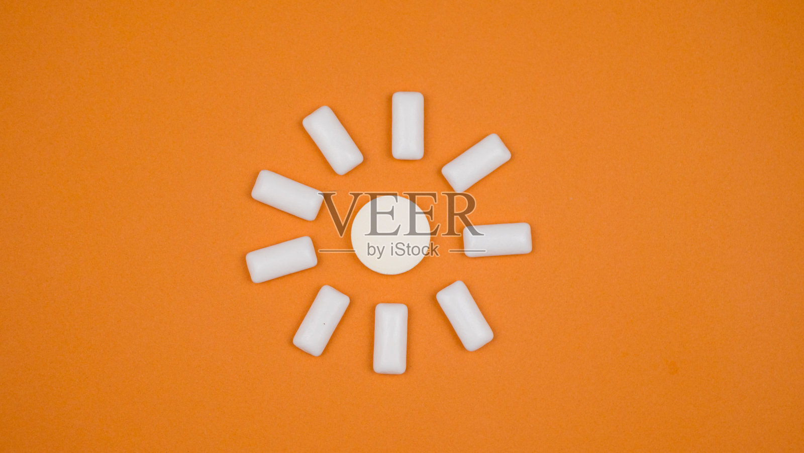 口香糖在浅棕色的背景上。以太阳的形式出发照片摄影图片