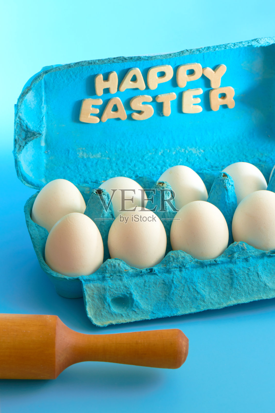 快乐复活节字母和复活节彩蛋组成在节日的蓝色背景照片摄影图片