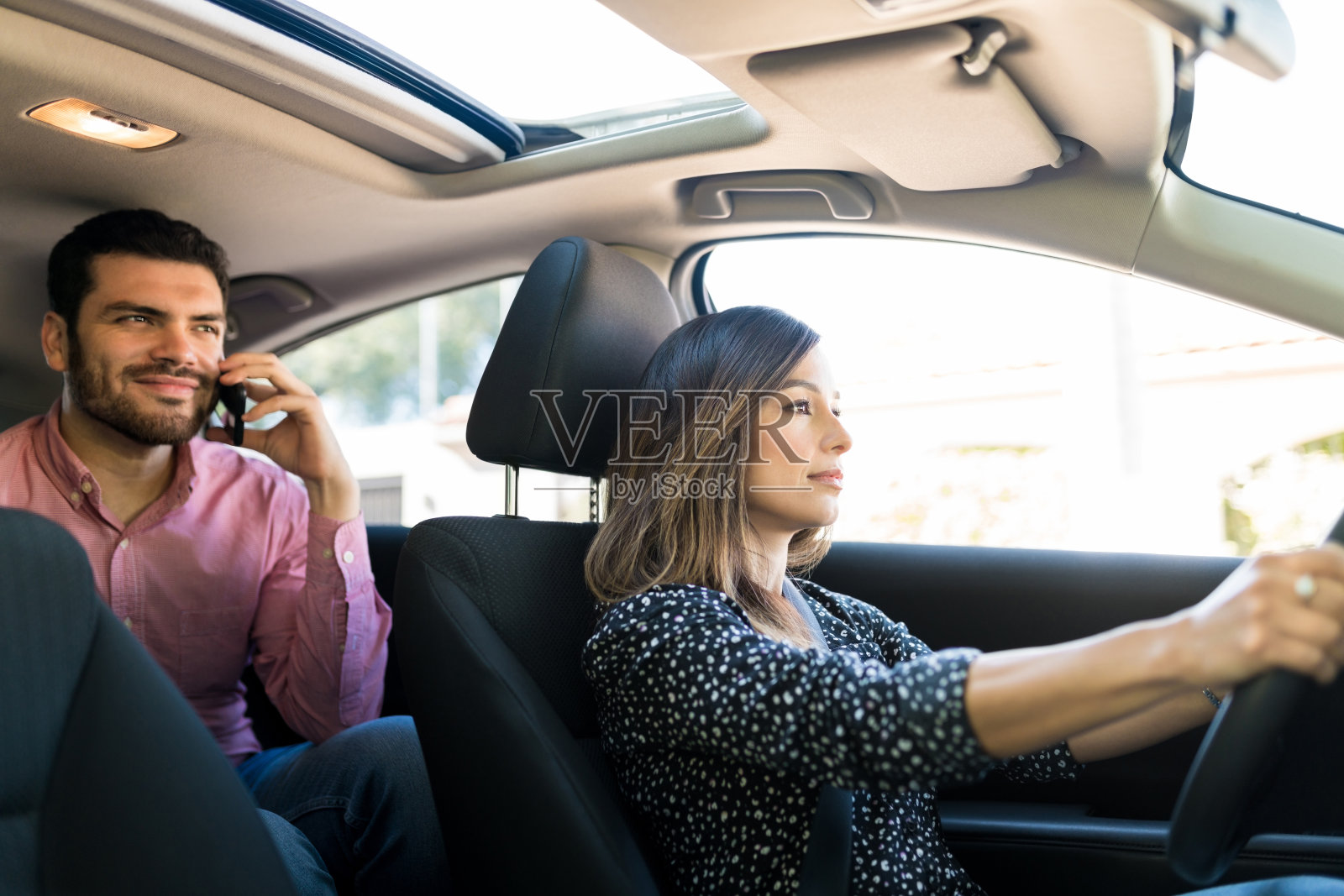男人一边开车一边打电话照片摄影图片