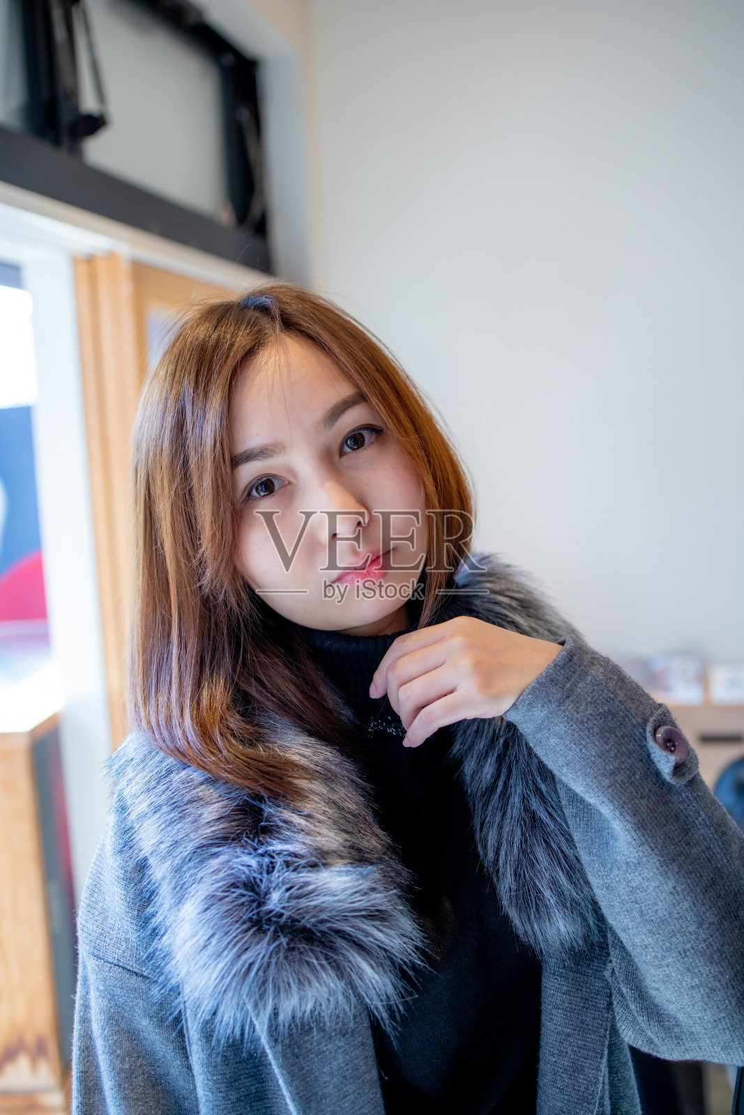 穿着复古服装站立的可爱女孩照片摄影图片