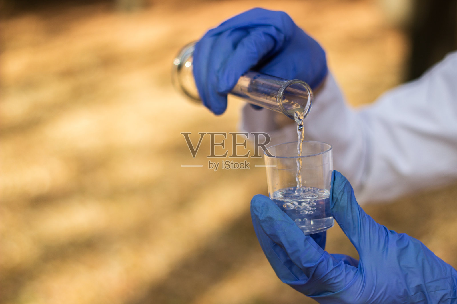 手持试管的女化学家照片摄影图片