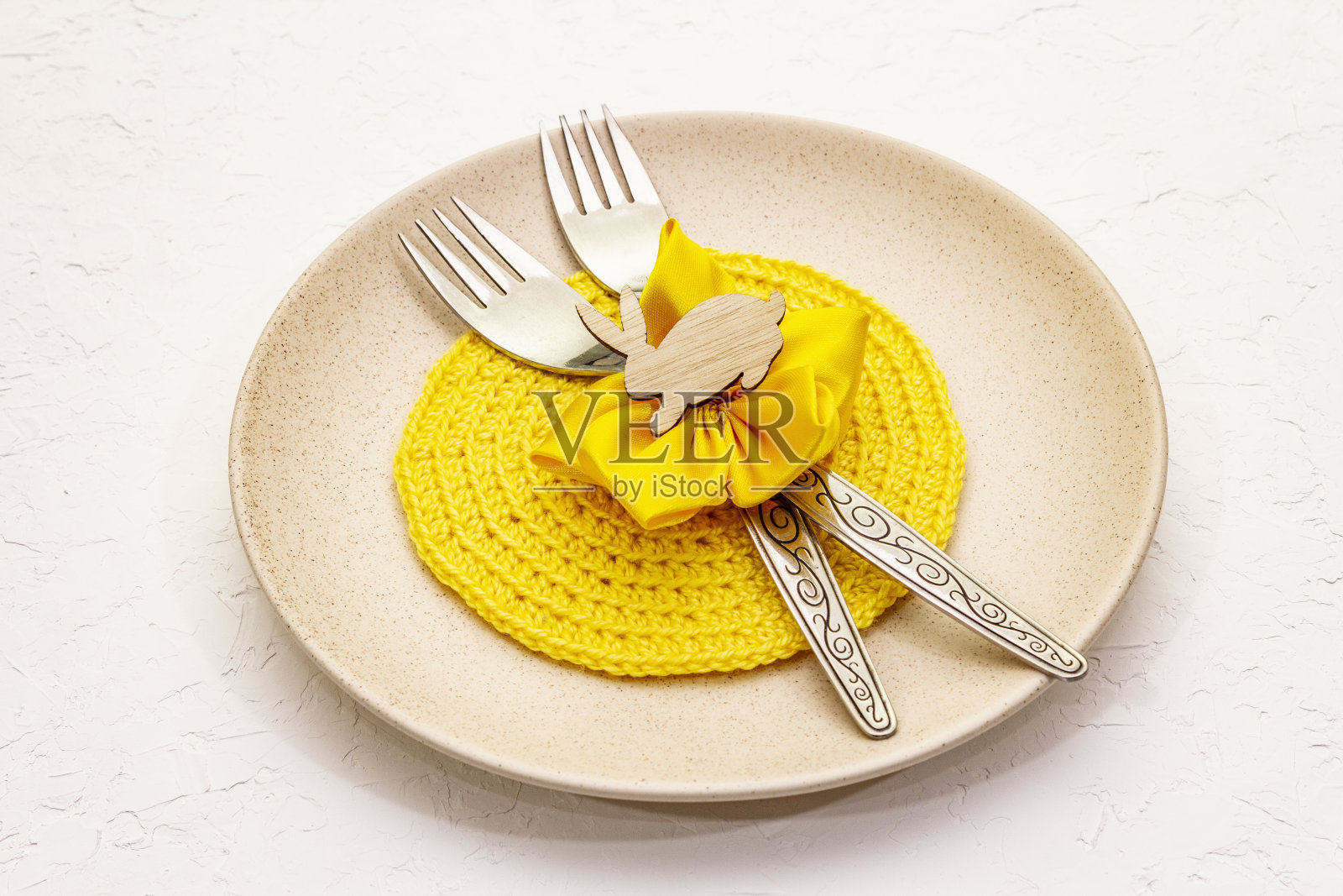 复活节桌子设置在纹理白色腻子背景照片摄影图片