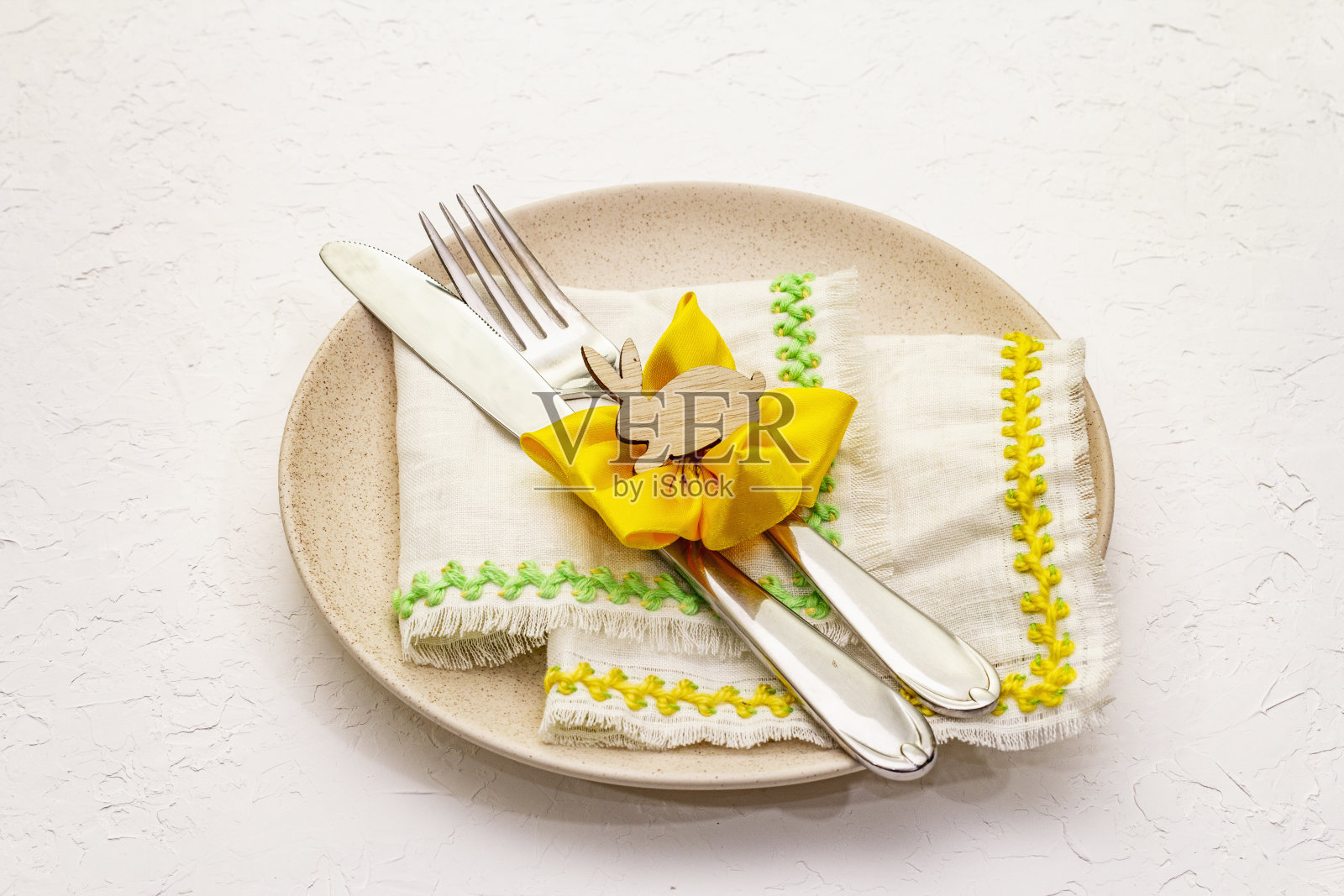 复活节桌子设置在纹理白色腻子背景照片摄影图片