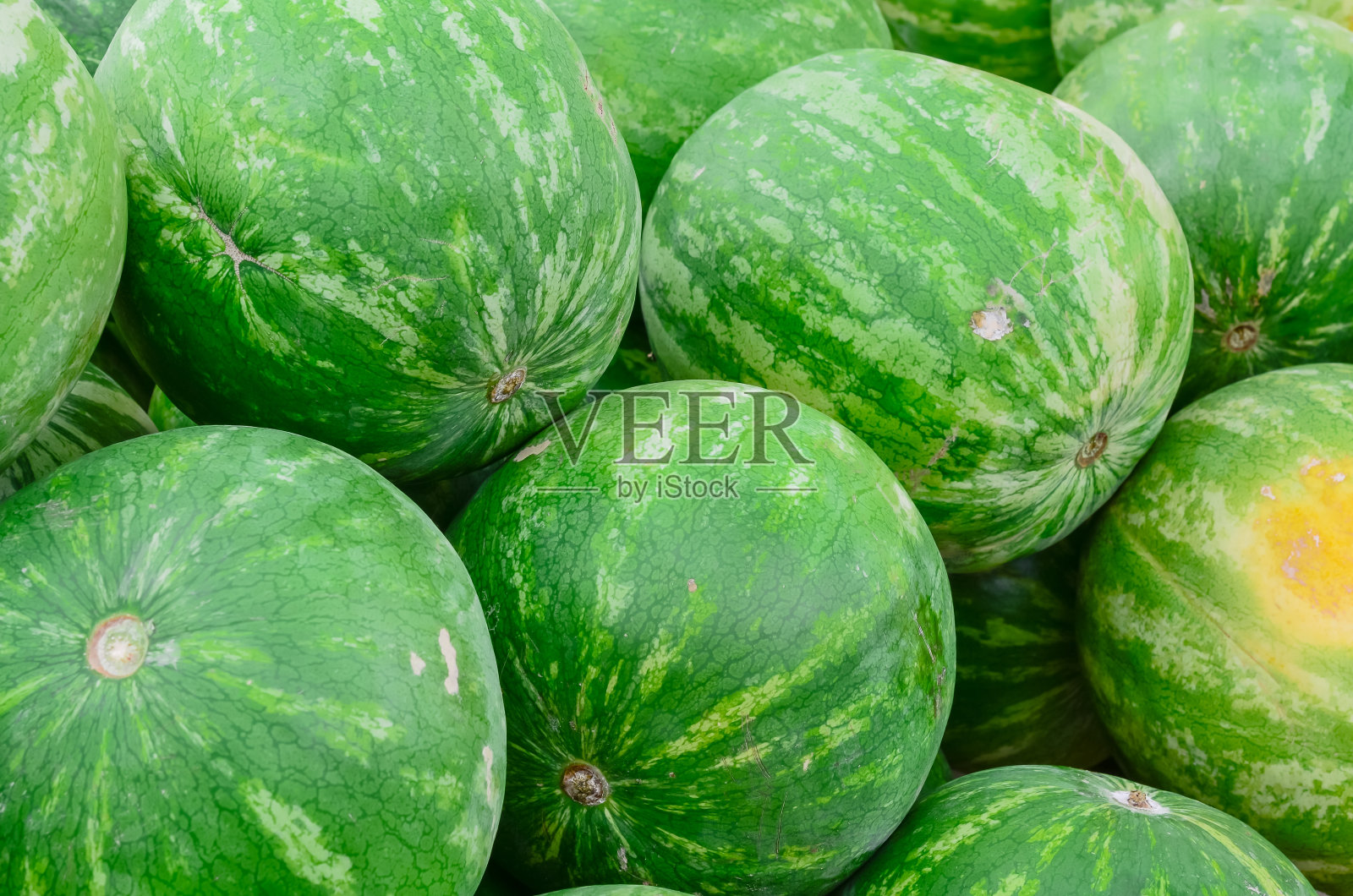 美国农贸市场上的一堆生西瓜照片摄影图片