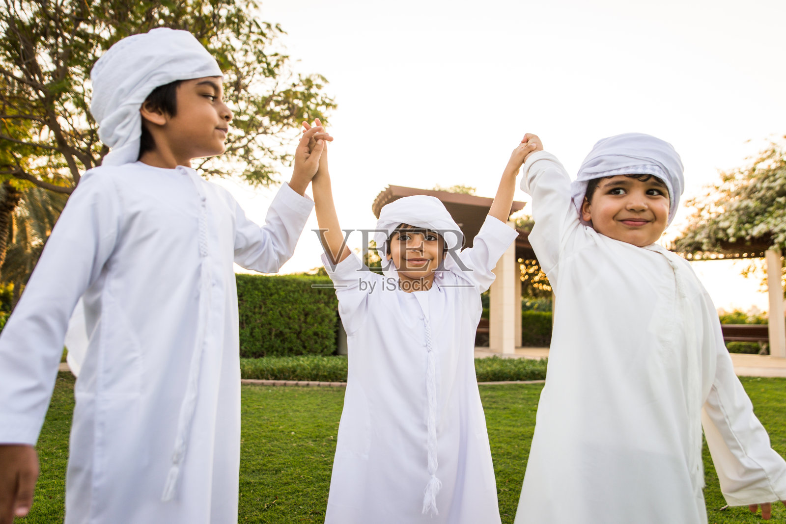 一群在迪拜的中东孩子照片摄影图片