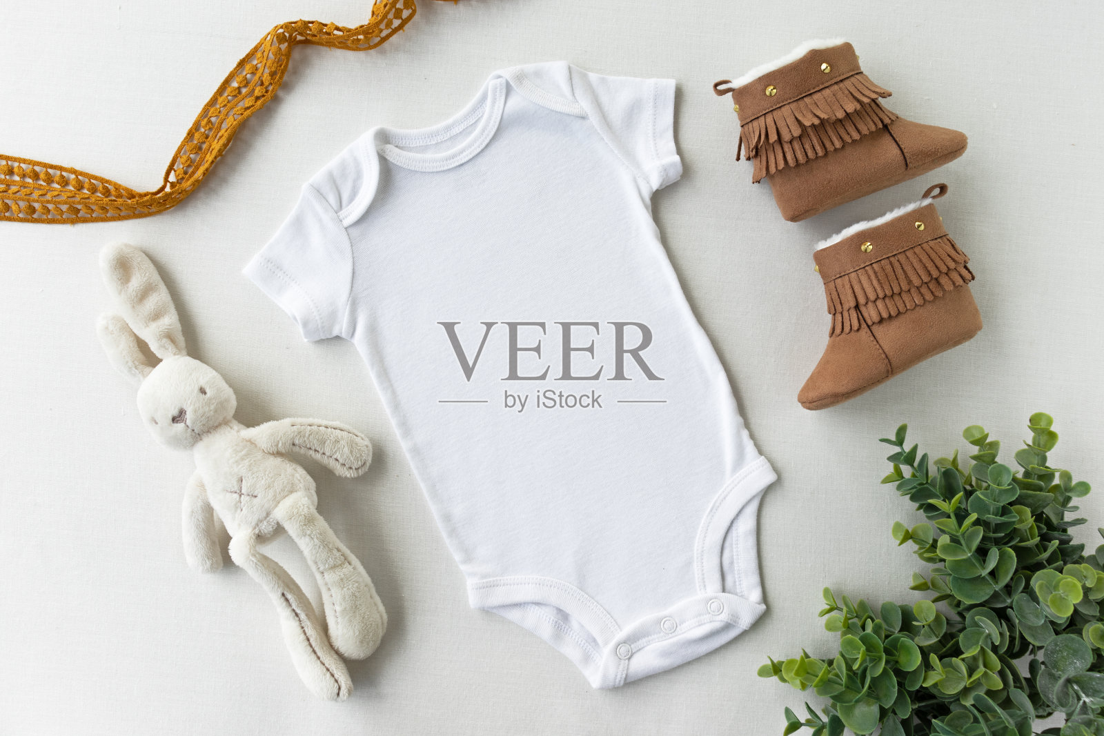 性别中性空白白色婴儿紧身衣平躺模型-婴儿服装模型-风格的库存摄影照片摄影图片