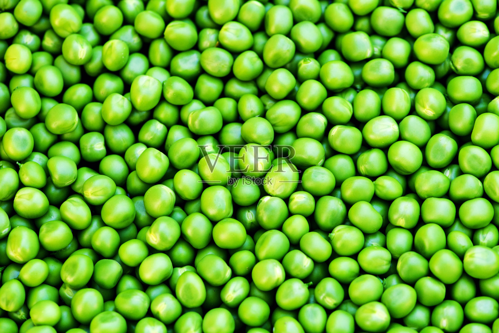 木背景上的绿豌豆。健康食品。黑暗的乡村风格。照片摄影图片