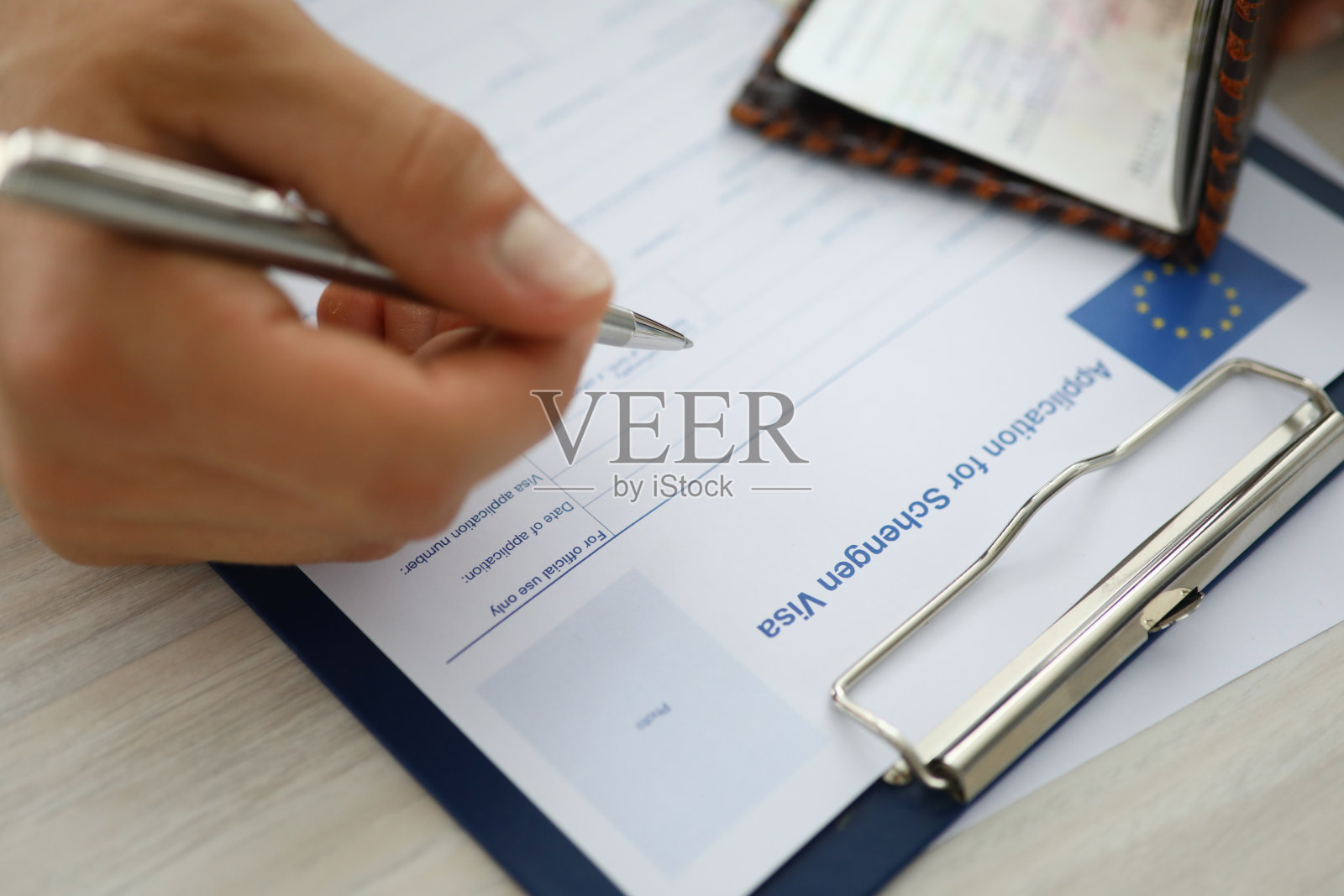 男人填写个人信息照片摄影图片