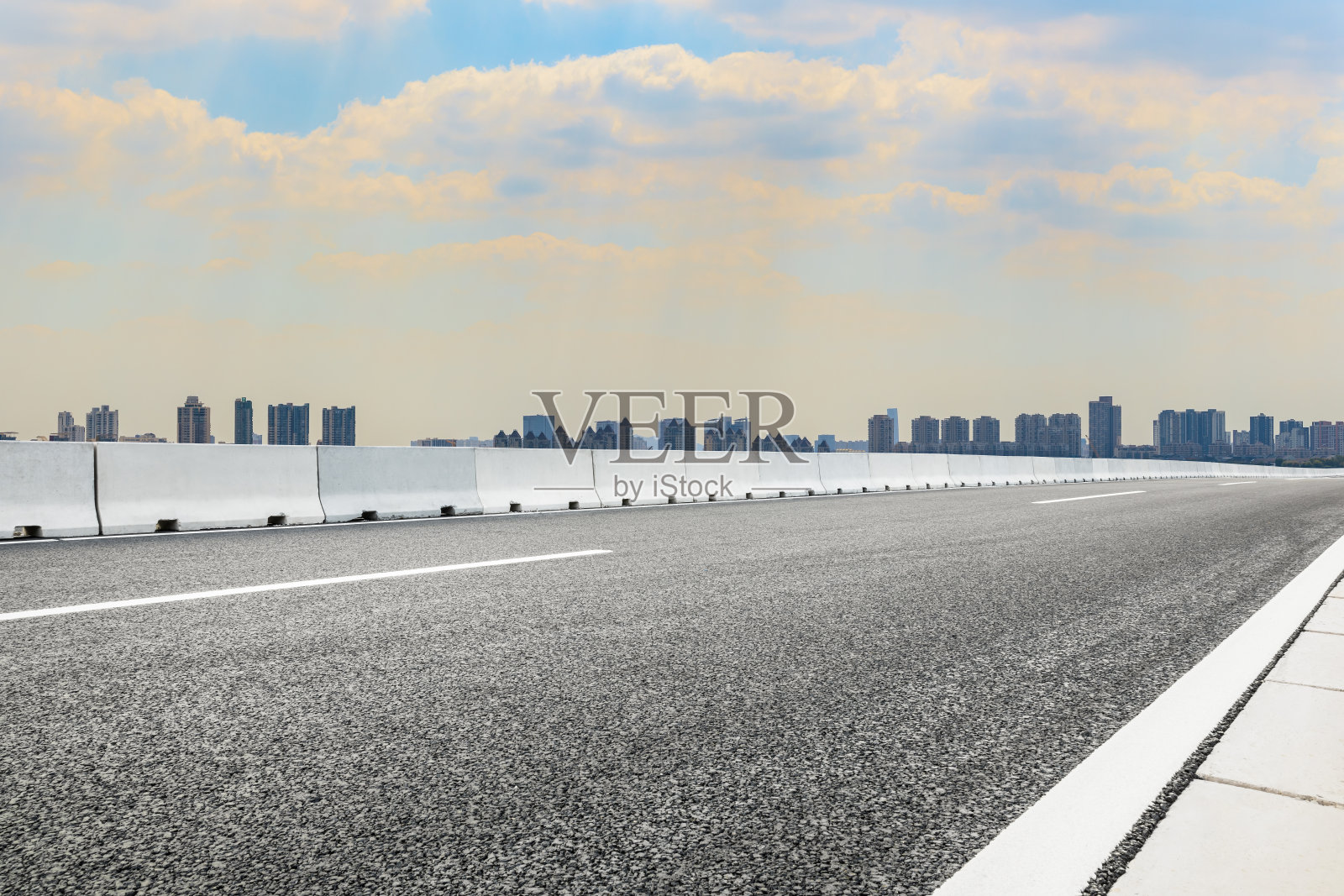 苏州的柏油路和美丽的城市天际线照片摄影图片