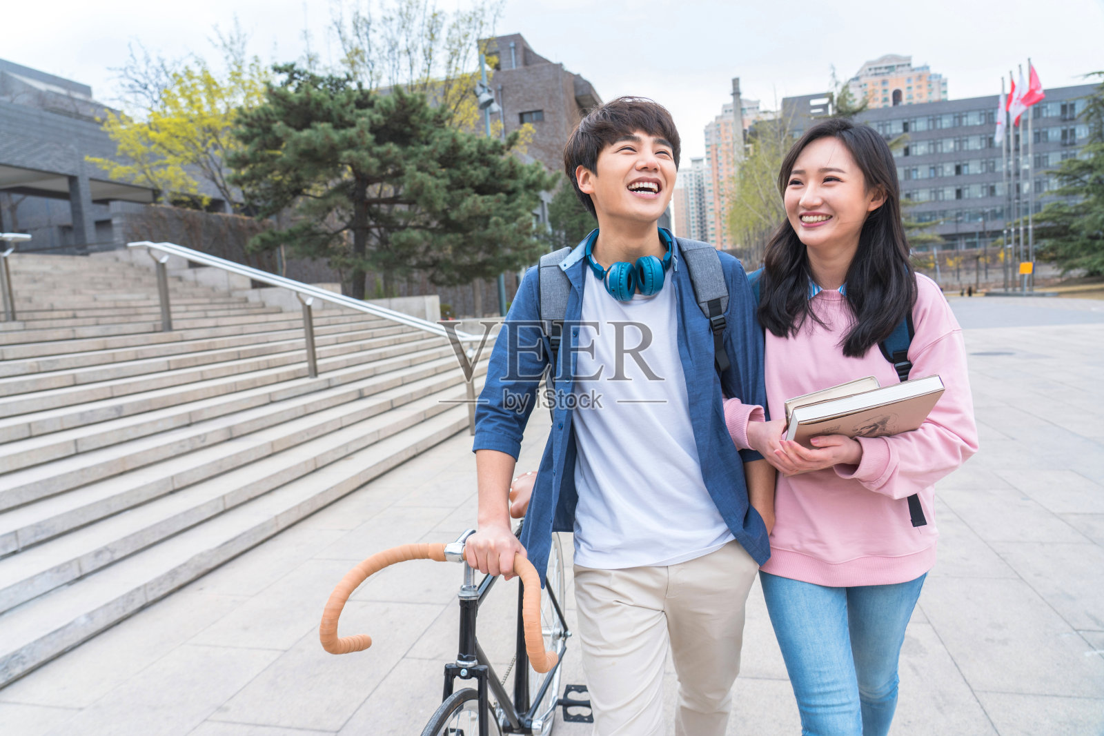 大学生情侣在校园里照片摄影图片