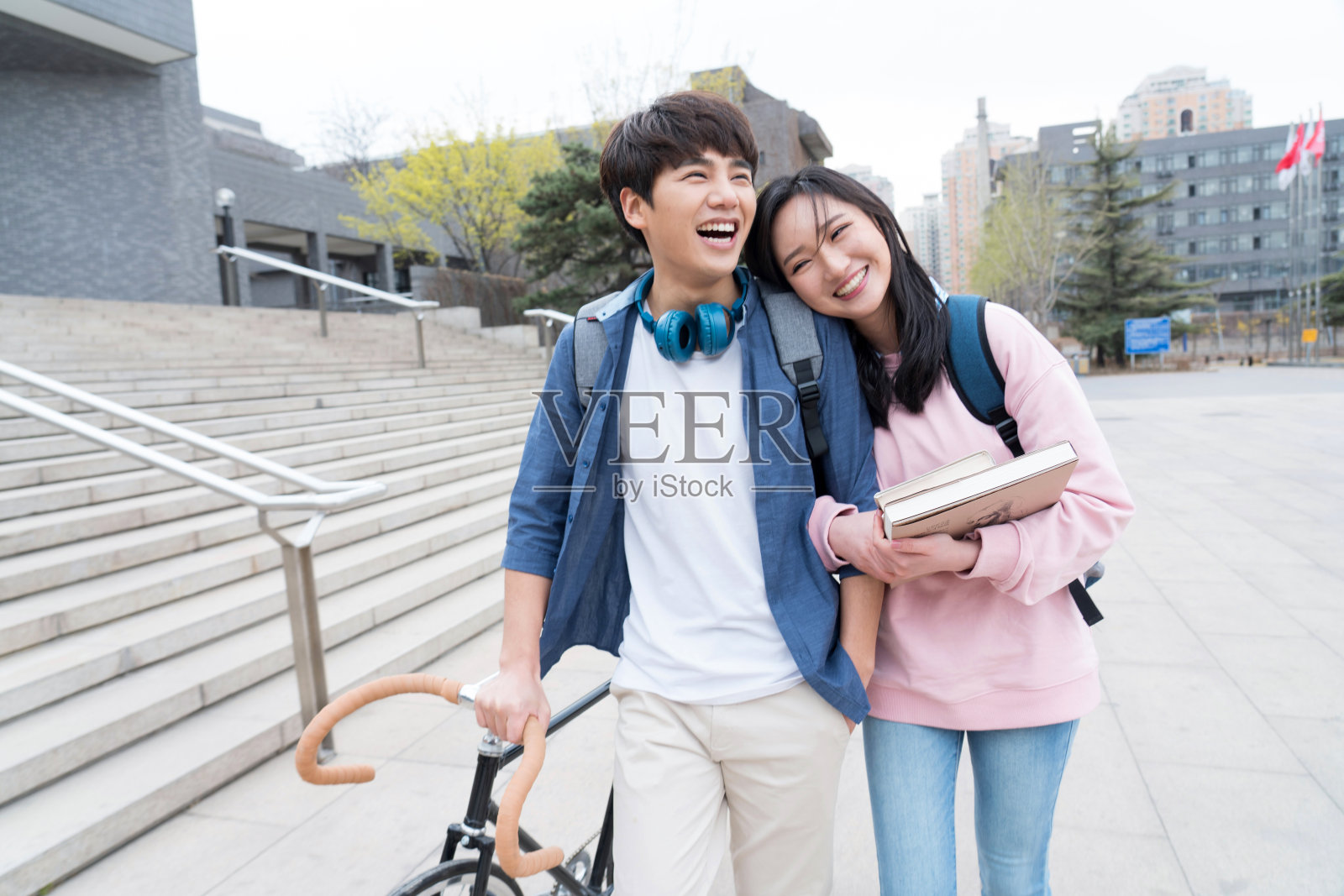 大学生情侣在校园里照片摄影图片