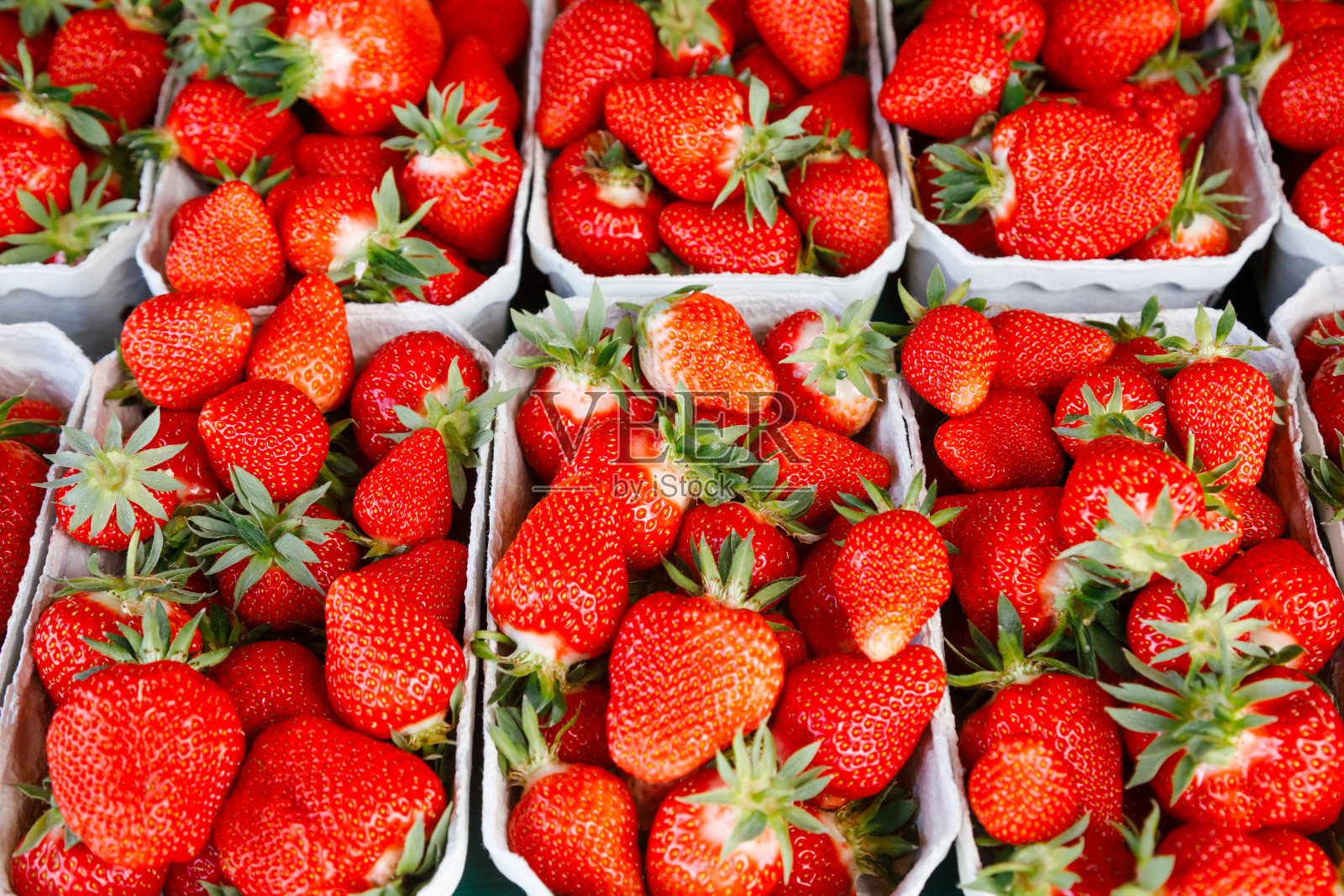 在德国巴伐利亚州的Rothenburg ob der Tauber出售当地新鲜收获的草莓照片摄影图片