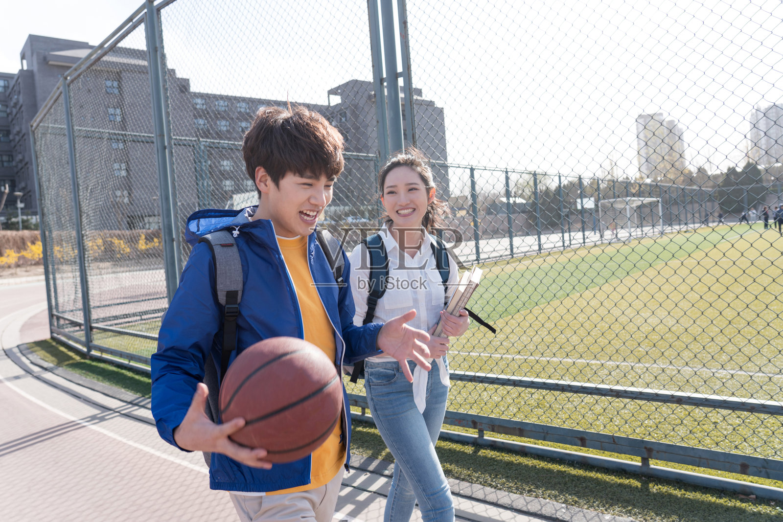 大学生情侣在校园里照片摄影图片