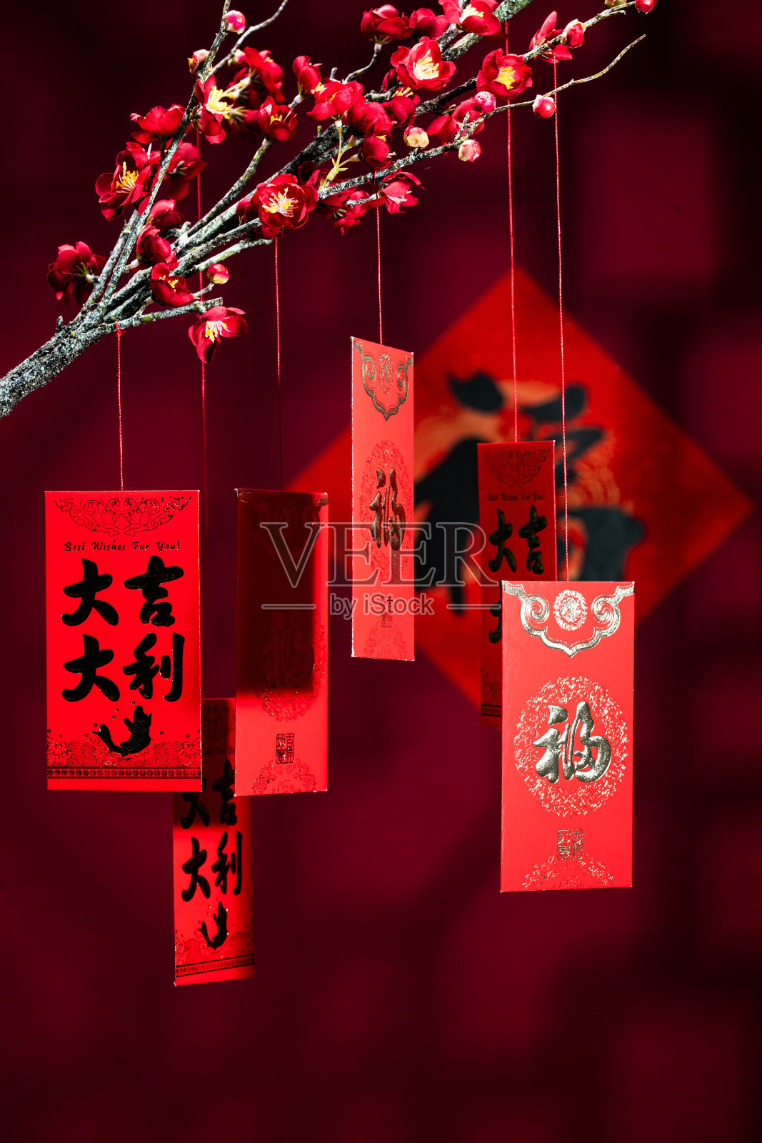 悬挂在梅花下面的红包照片摄影图片