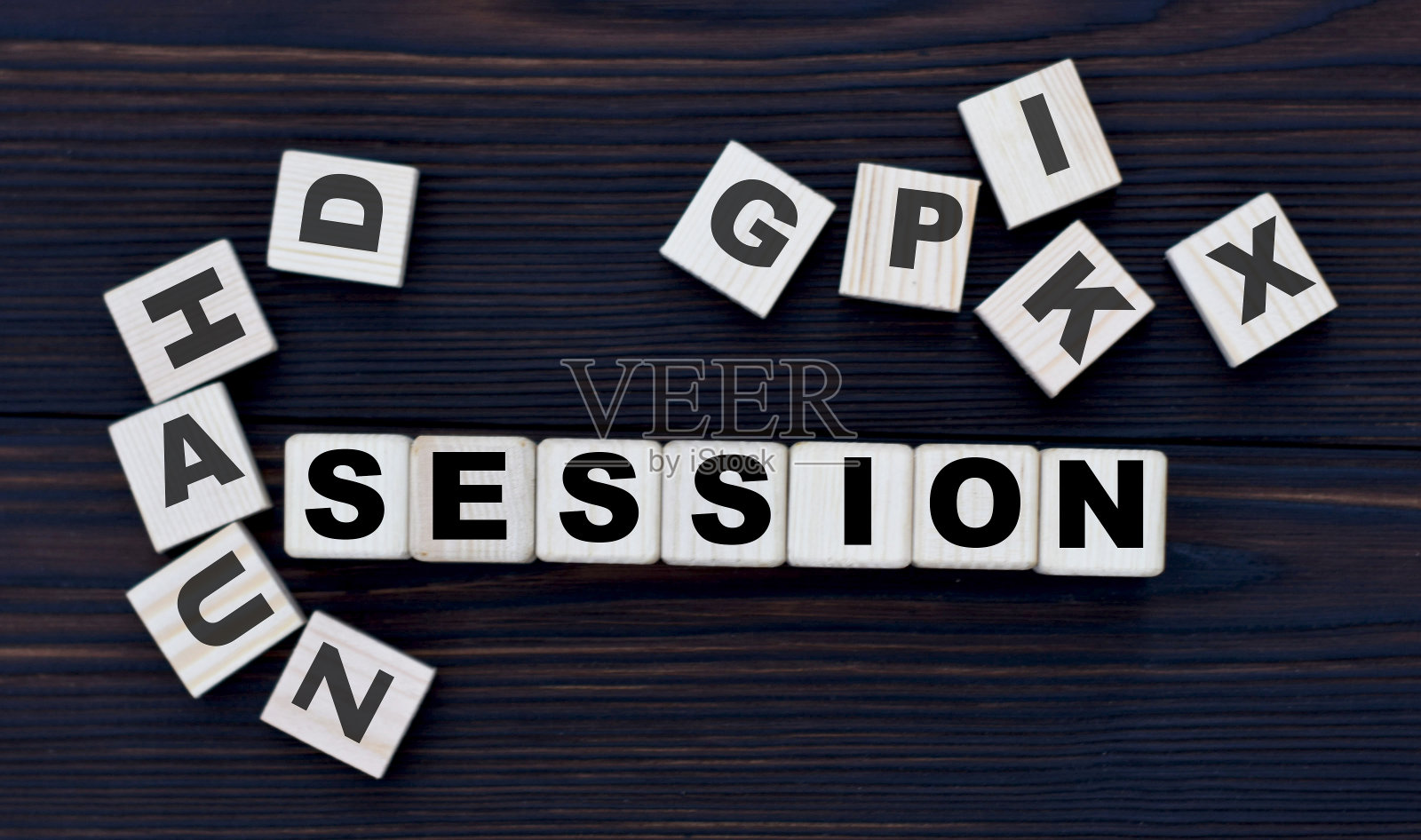 概念词会话立方体上深色木制背景与字母照片摄影图片