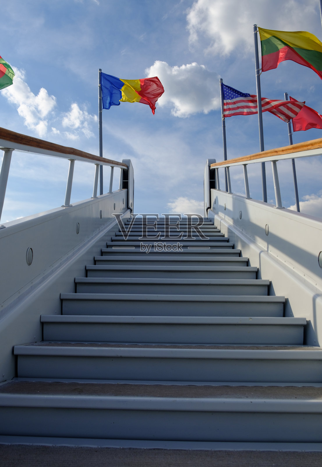 各国国旗迎风飘扬。天空照片摄影图片