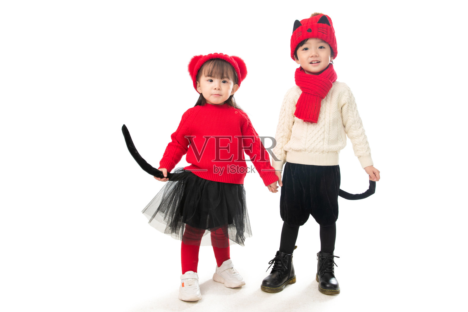 两个小朋友庆祝新年照片摄影图片
